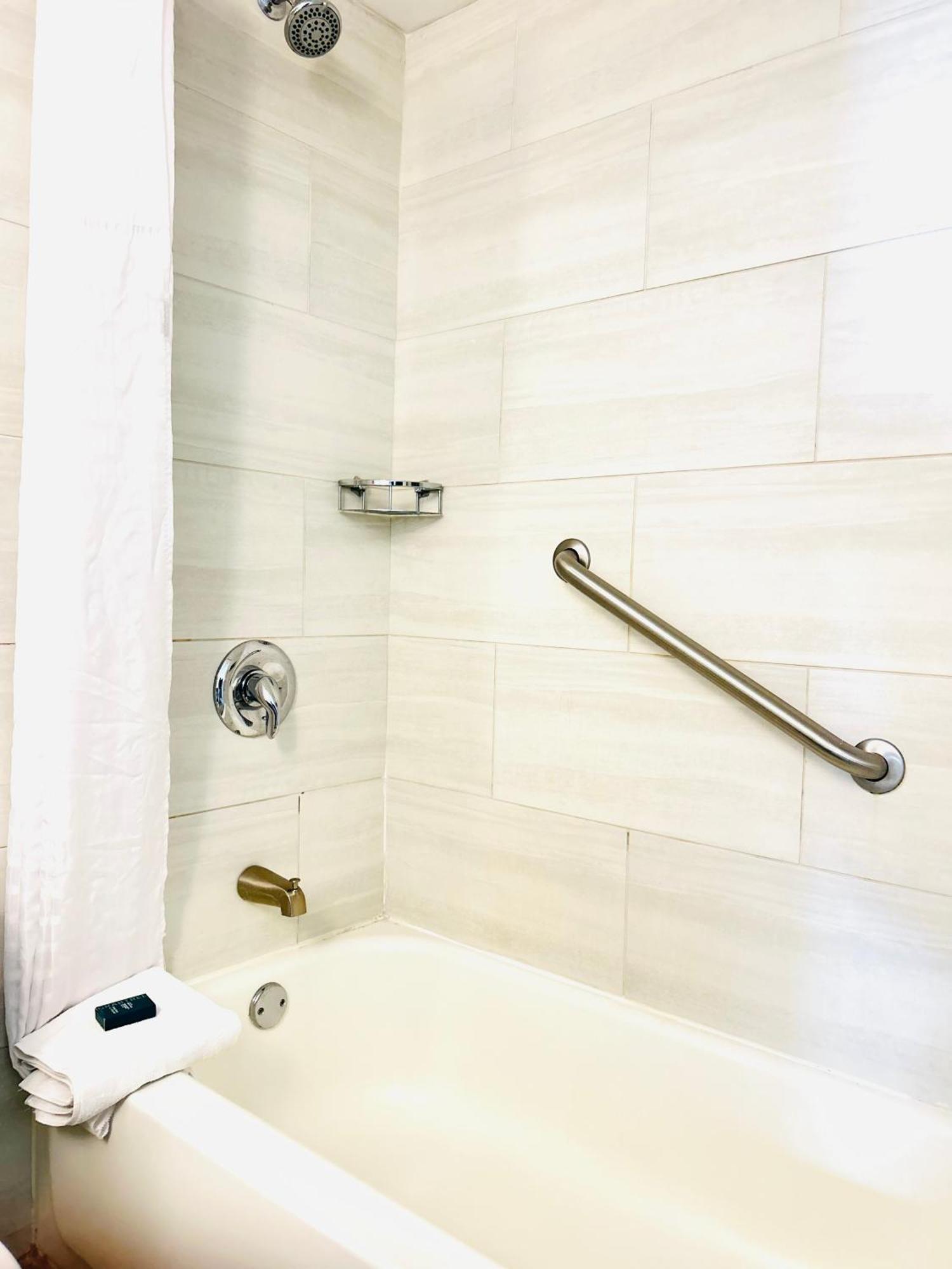 Zimmer mit 2 Queensize-Betten und rollstuhlgerechter Dusche – barrierefrei