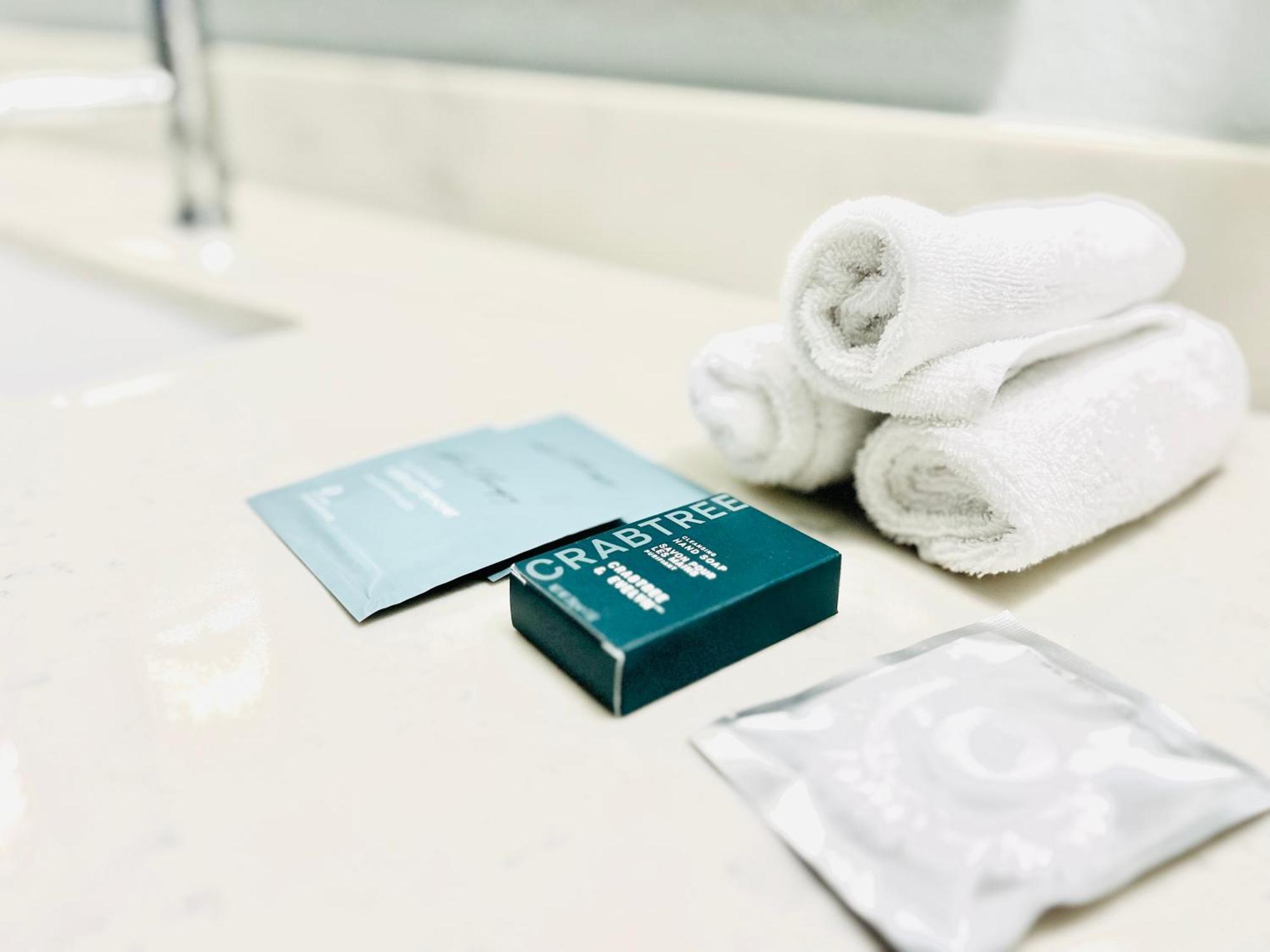 Zimmer mit 2 Queensize-Betten und Badewanne - für Gäste mit eingeschränkter Mobilität geeignet