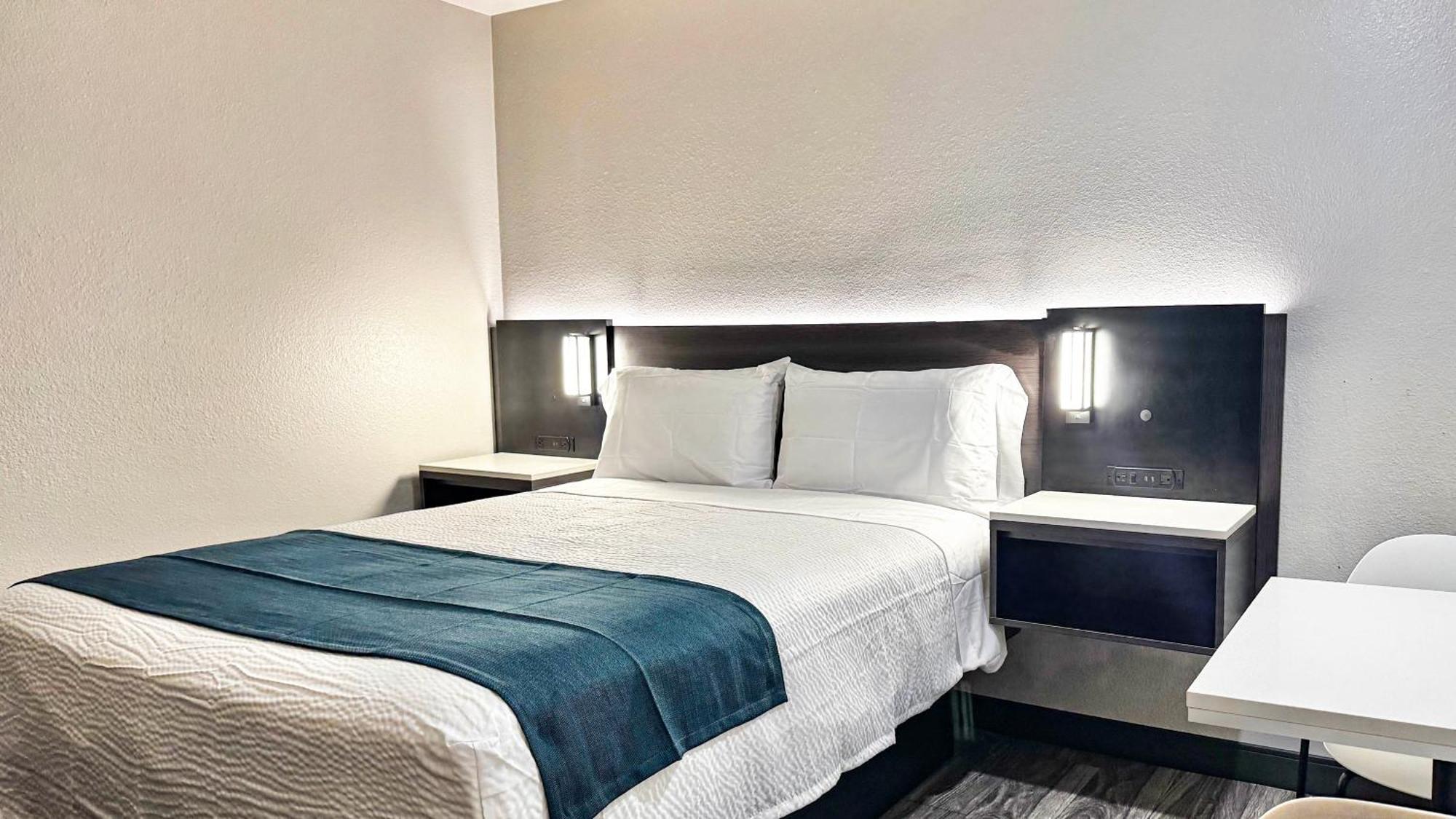 Deluxe Queen Room