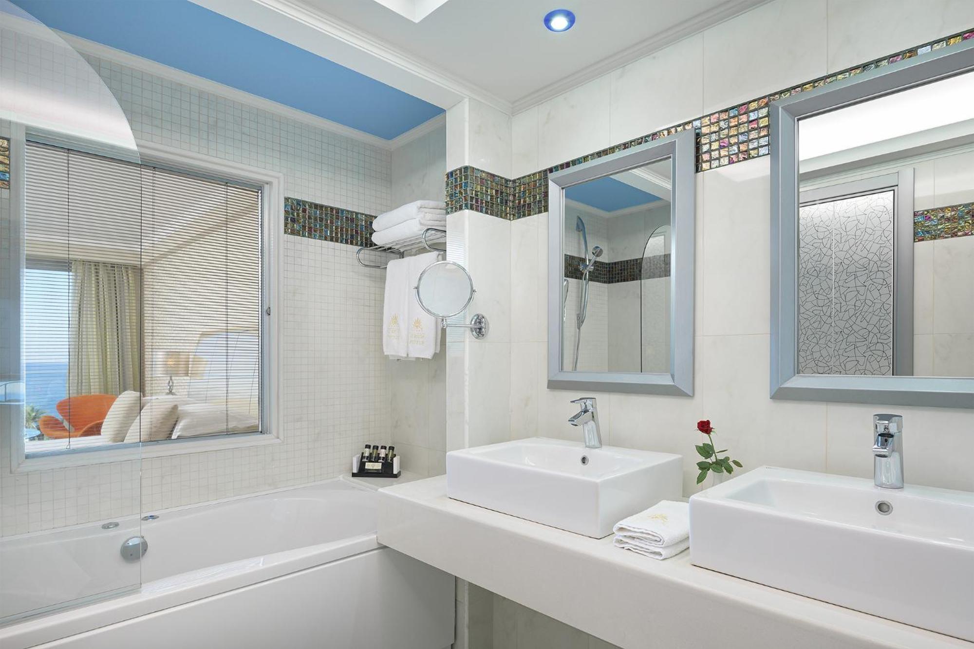 Chambre Double Deluxe - Vue Latérale sur Mer (2-3 Personnes)