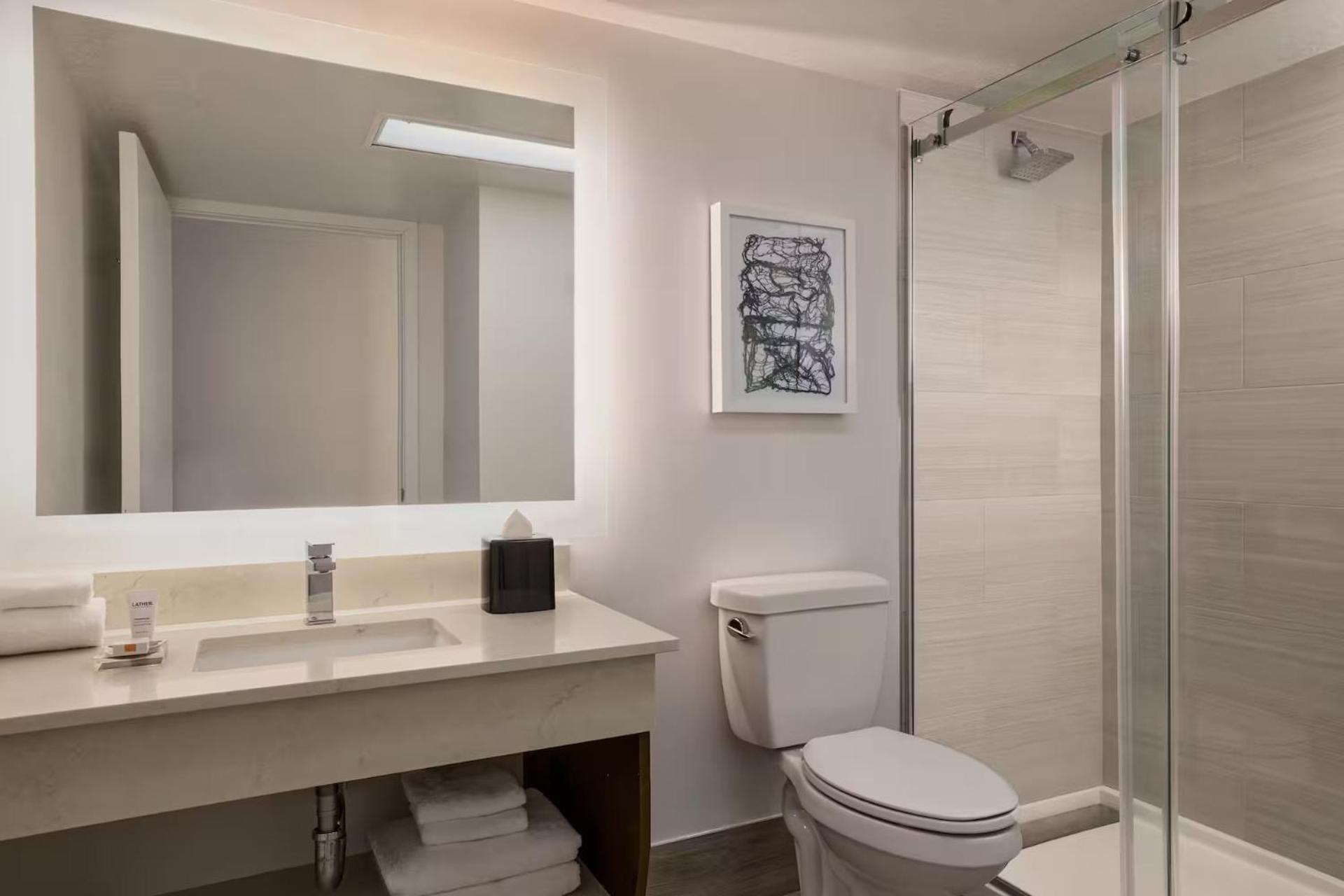Suite Junior con cama extragrande y vistas a la ciudad
