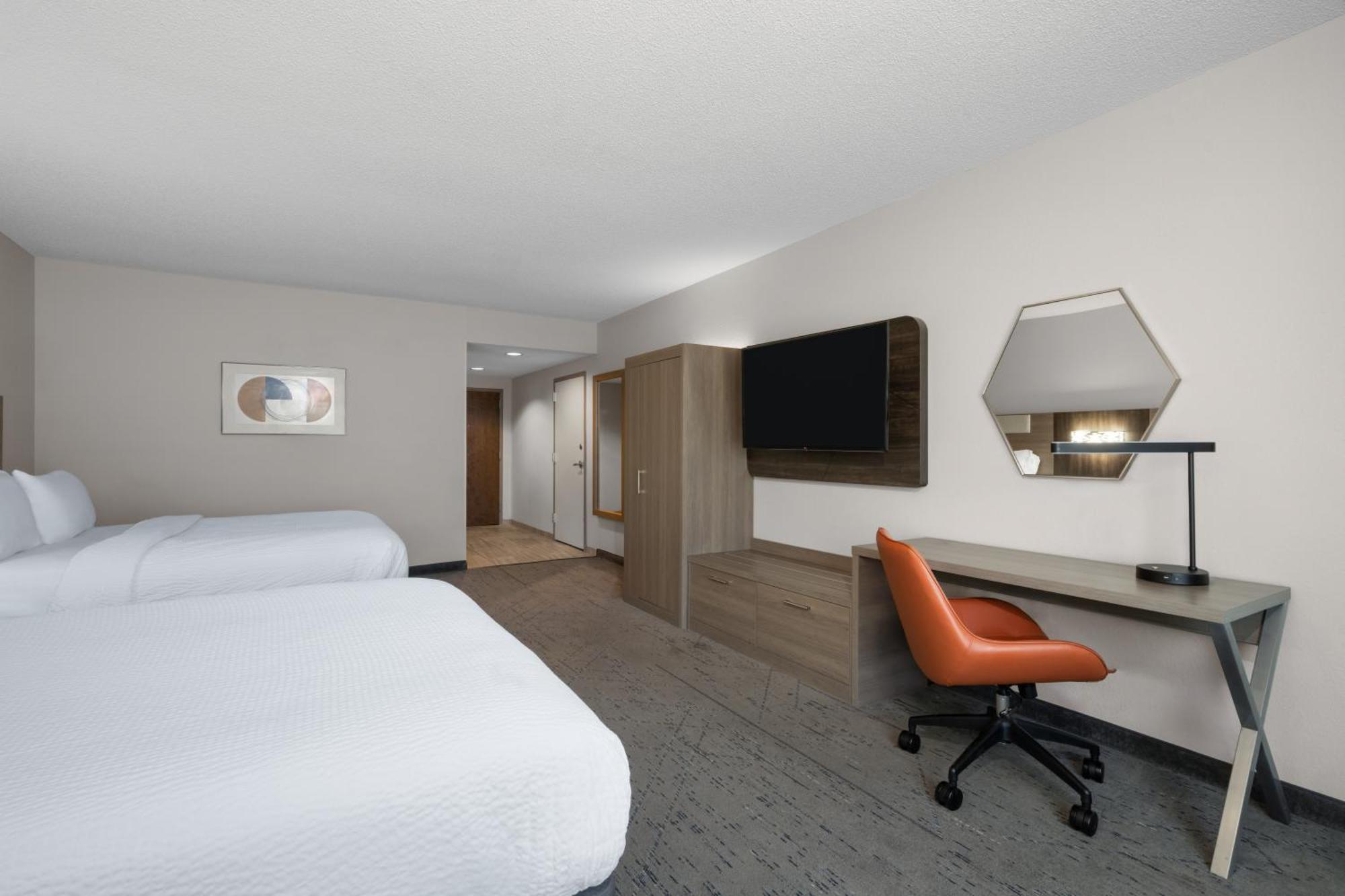 Standard Queen Room with Two Queen Beds and Tub - Mobility/Communications Accessible
