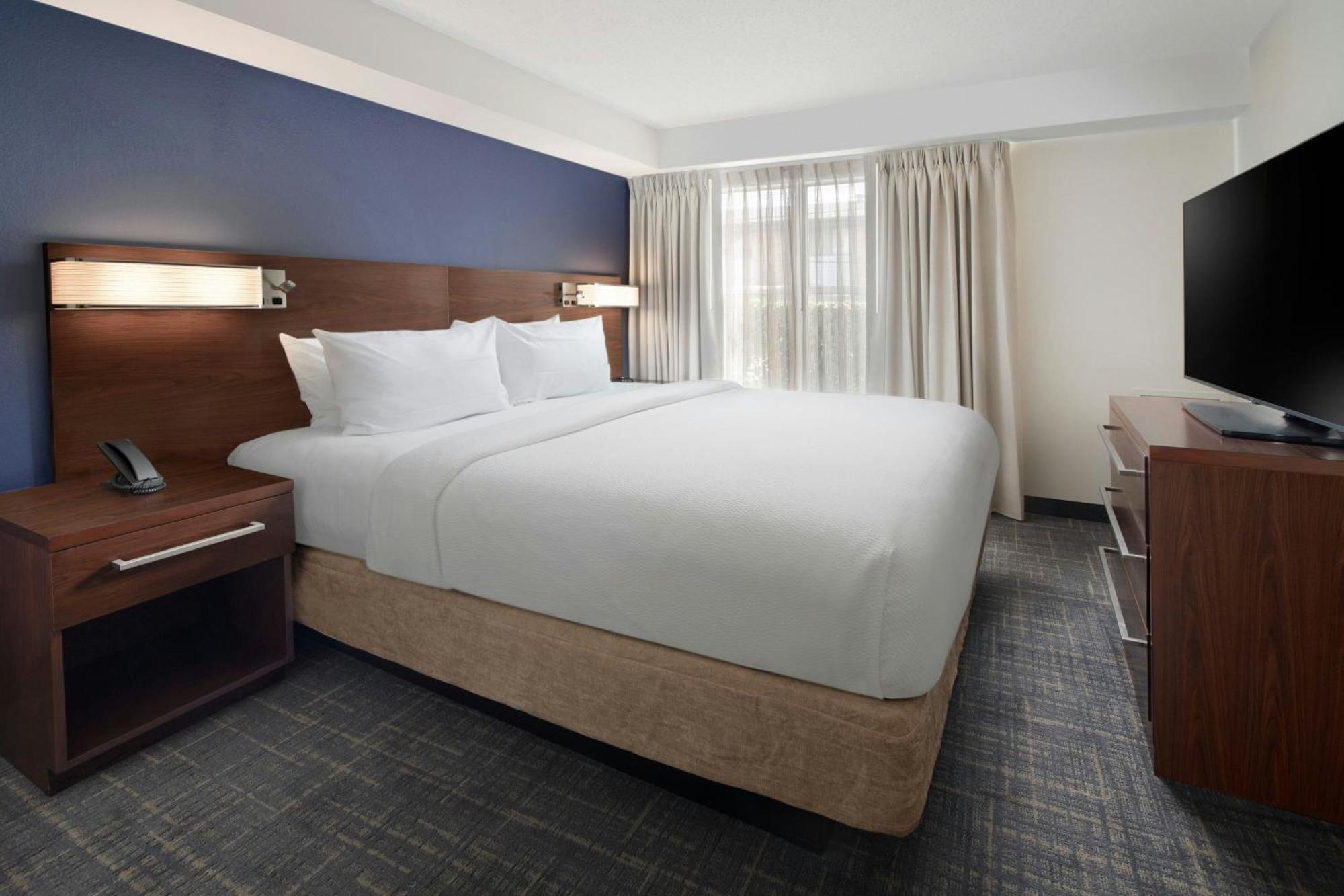 Two-Bedroom Suite with Roll-in Shower - Mobility and Hearing Accessible
