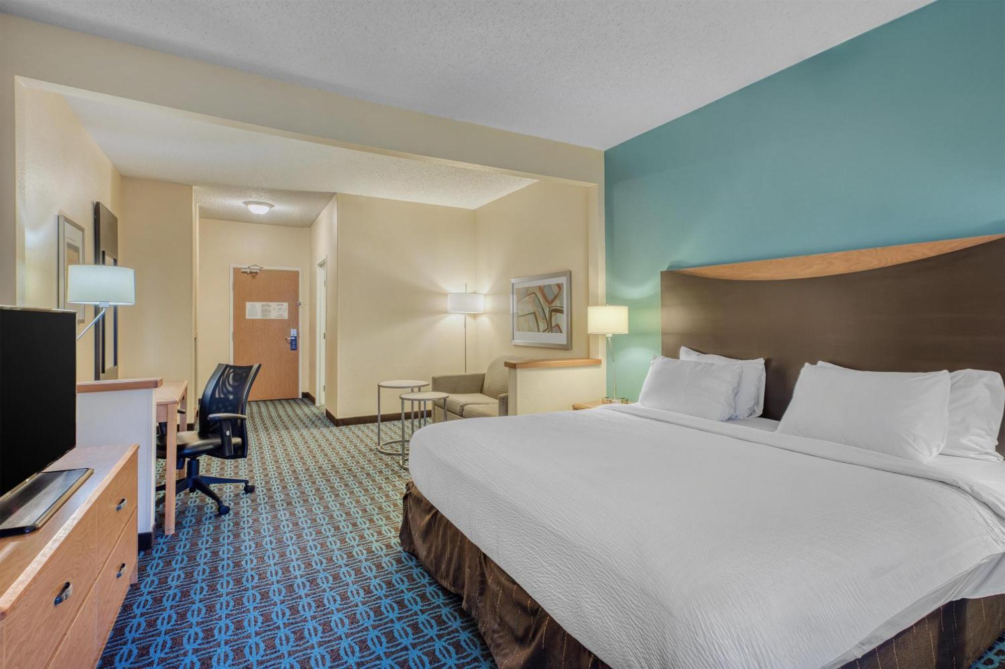 King Suite with Sofa Bed and Roll-In Shower - Disability Access/Non-Smoking