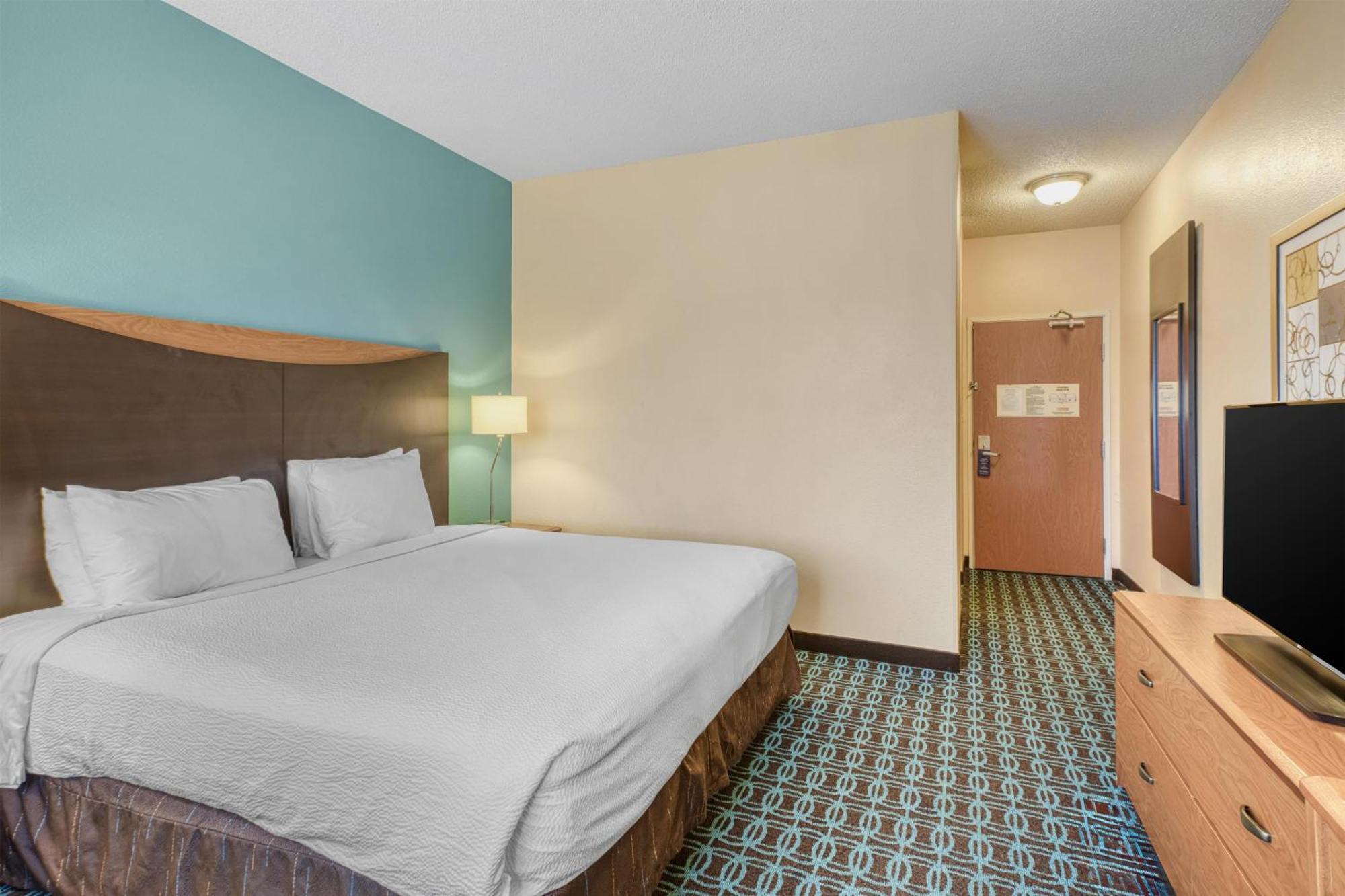 King Room with Roll-in Shower - Disability Access/Non-Smoking