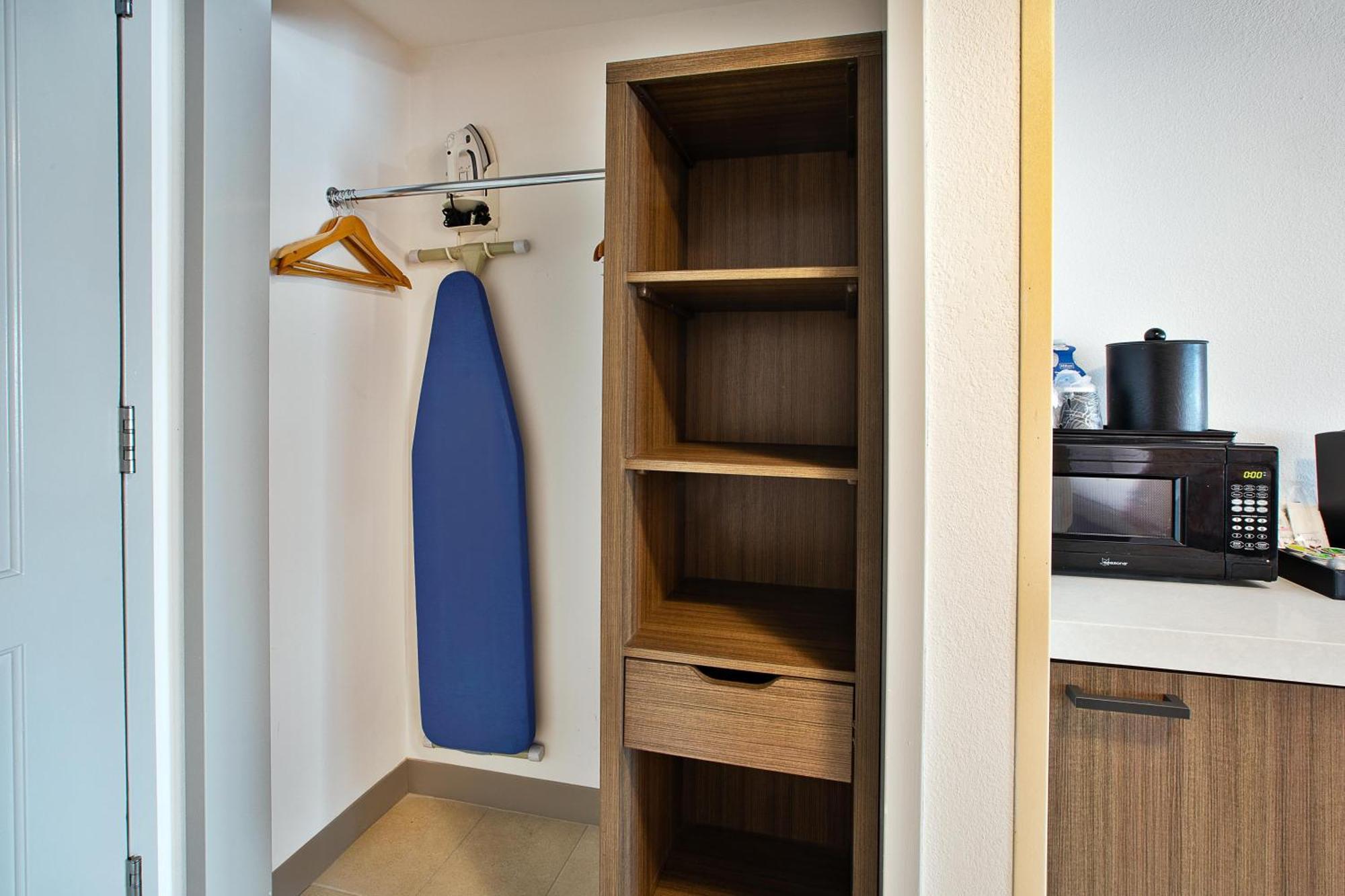 One-Bedroom King Suite with Roll-in Shower - Mobility Accessible