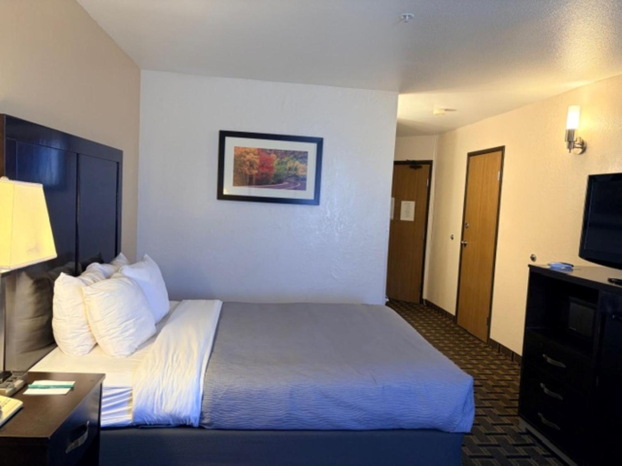 Queen Room - Accessible/Non-Smoking