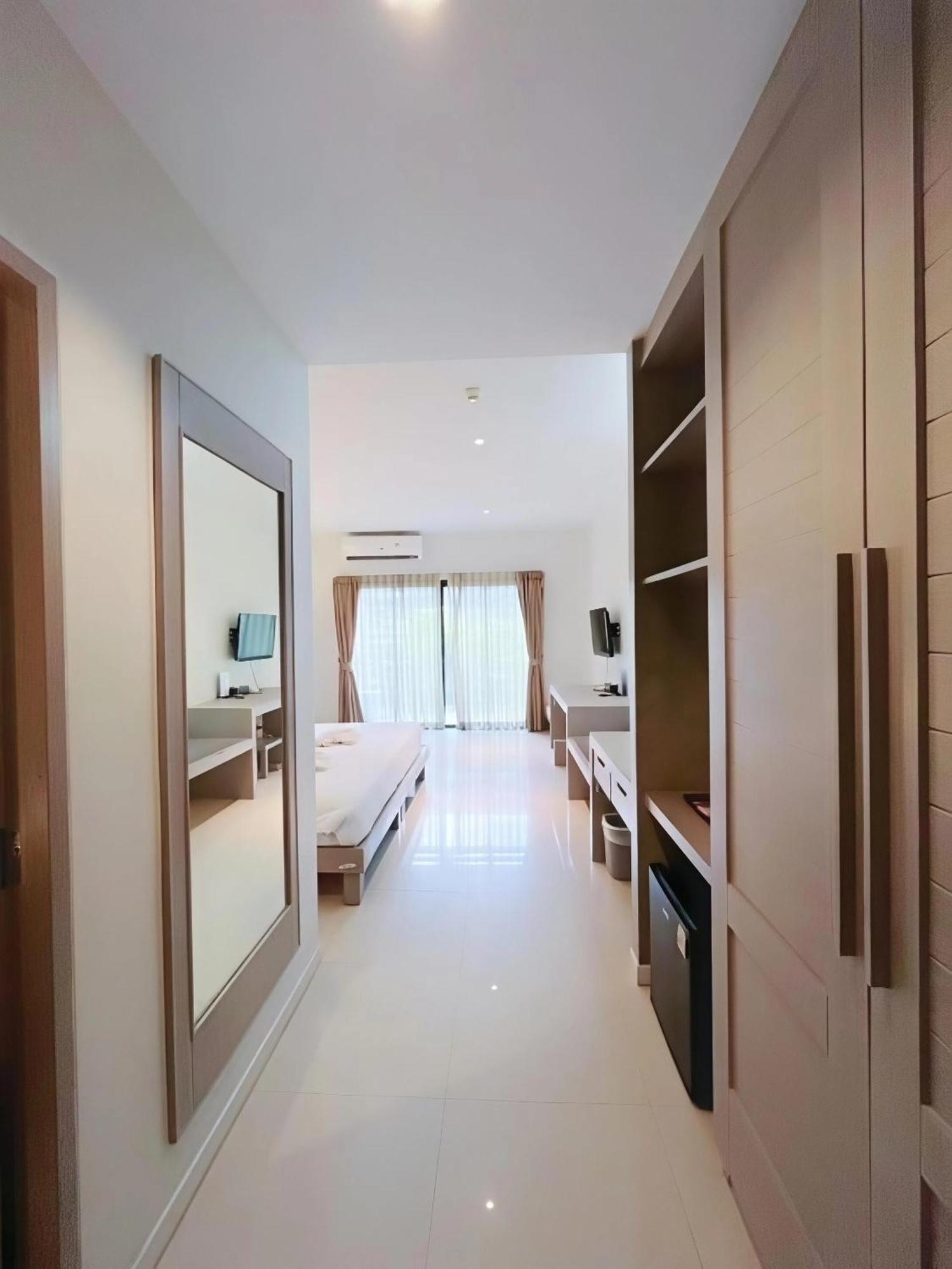 Deluxe Double or Twin Room with City View