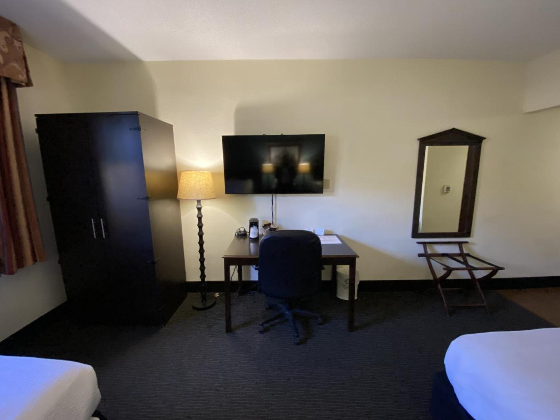 Queen Room Queen Bed Single Bed Roll Shower or Disability Access