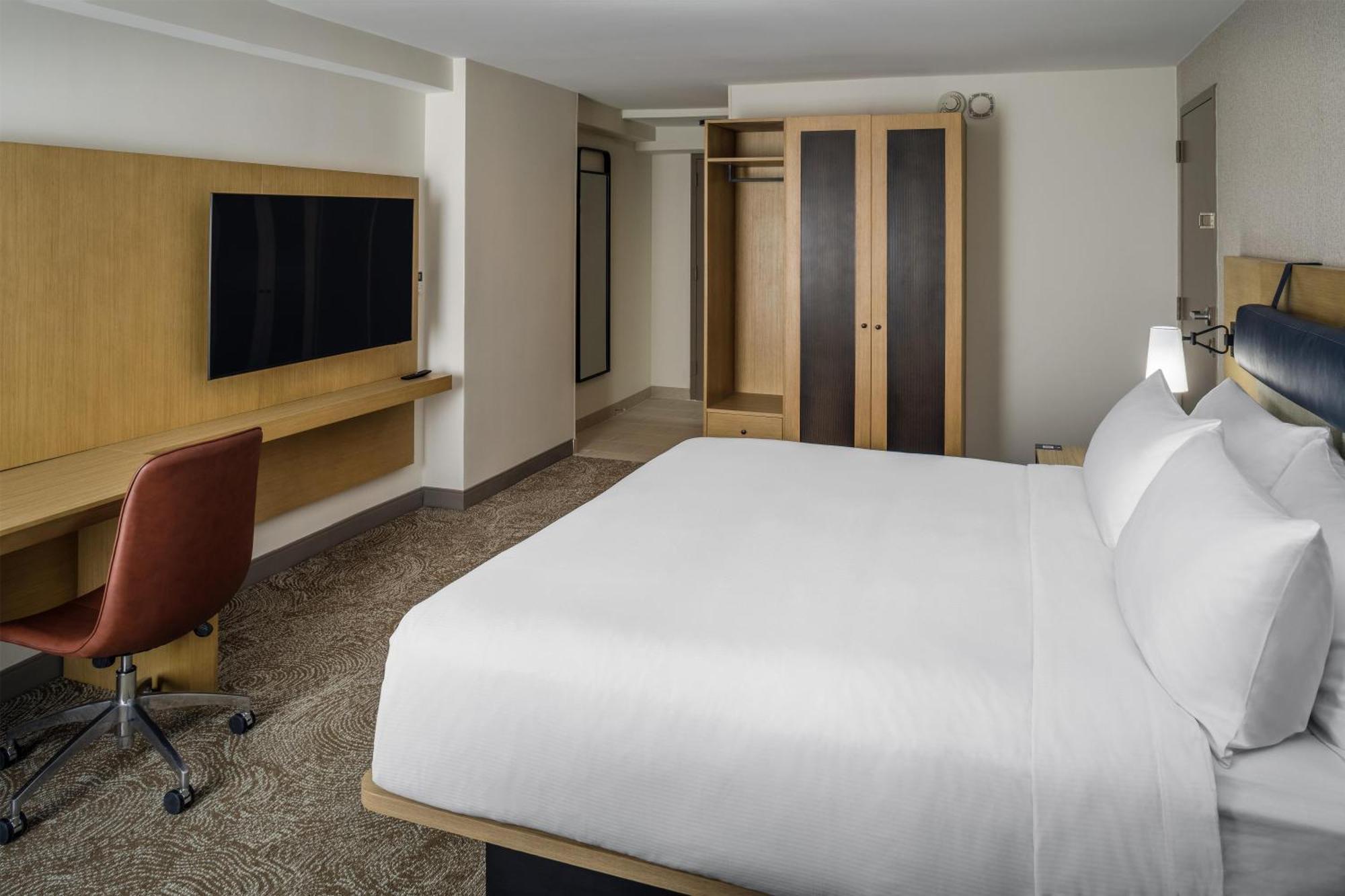 Habitación con cama extragrande.
