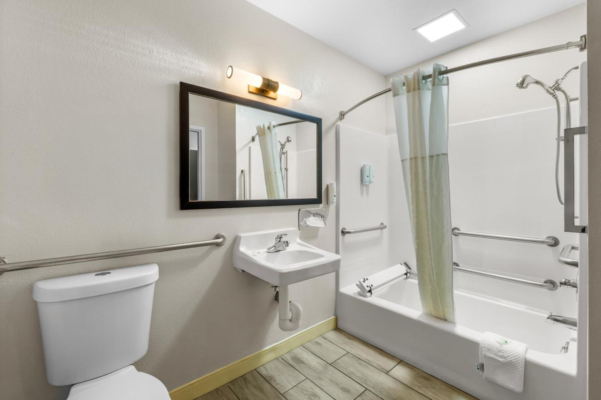 Queen Room - Disability Access/Non Smoking
