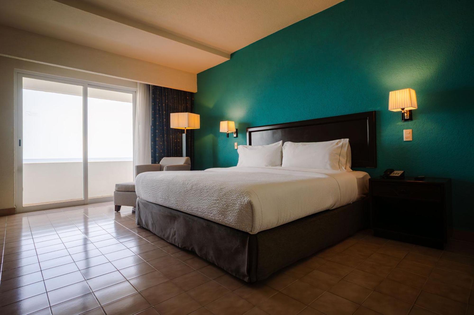 Deluxe King Suite