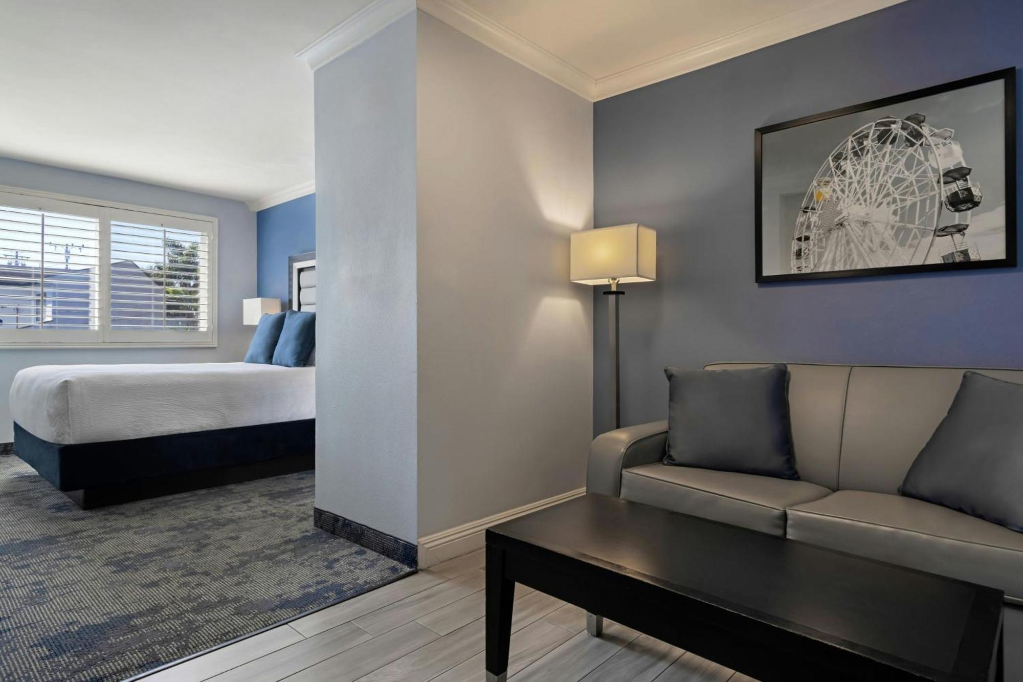 Queen Studio with Sofa Bed and Courtyard View