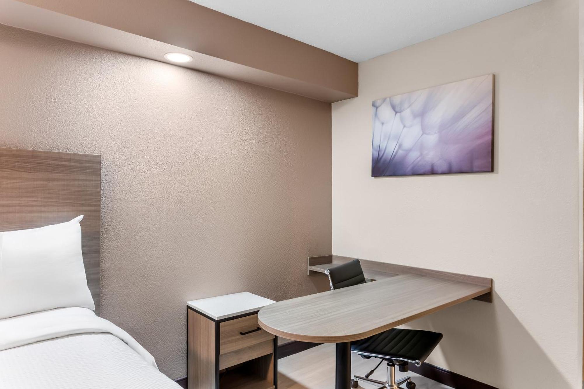 Premium King Room Smoke Free (Upgraded Bedding & Snack)