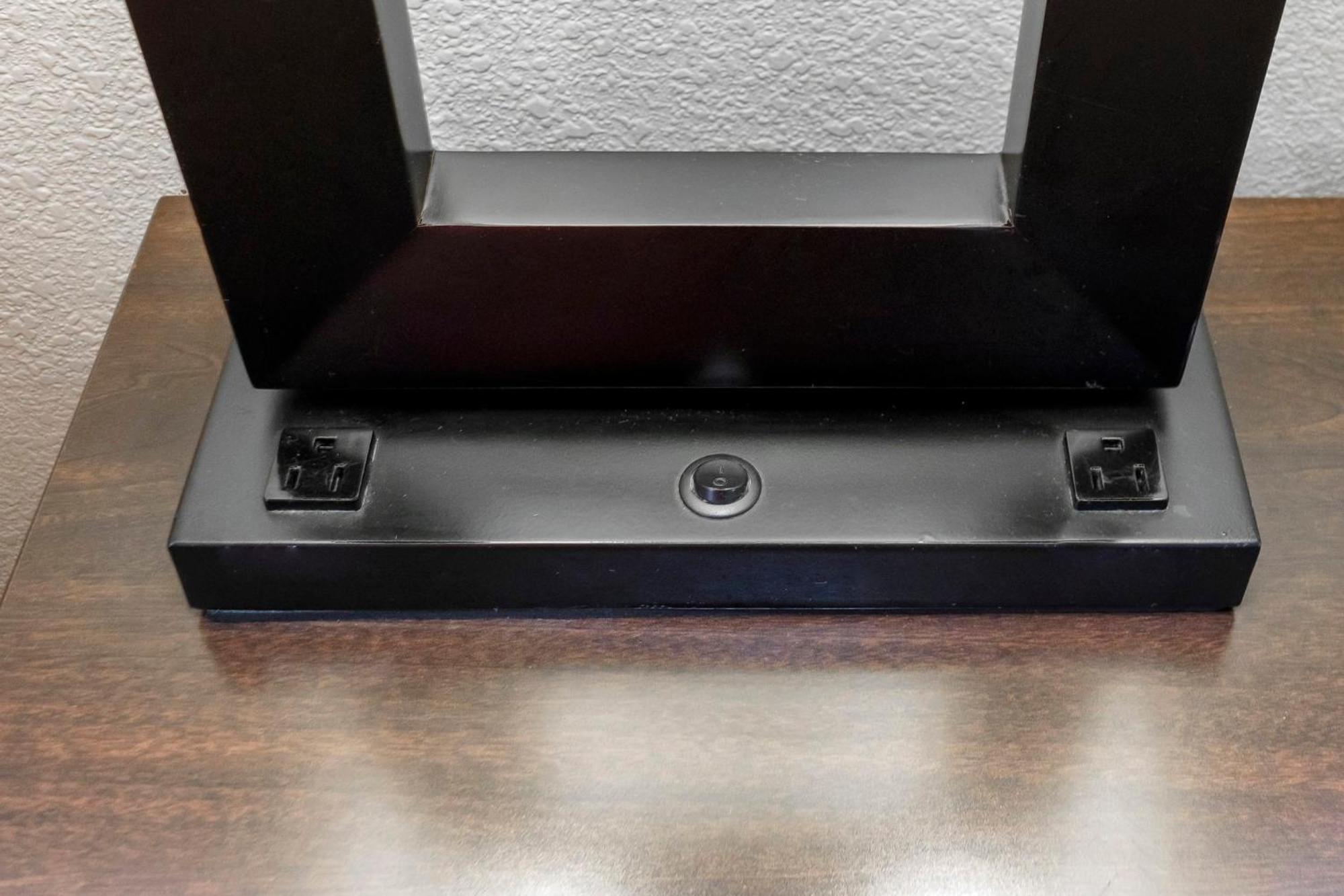 Deluxe King Room Disability Access Roll-In Shower Non-Smoking