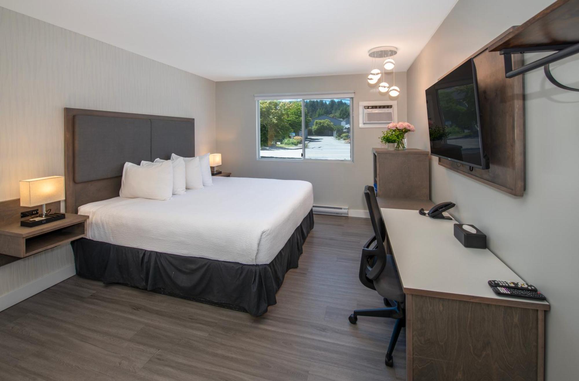 Courtyard View King Room with Kitchenette