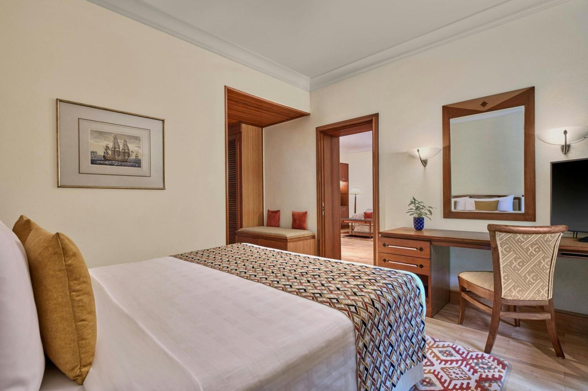 Fern Classic King Suite with Pool View