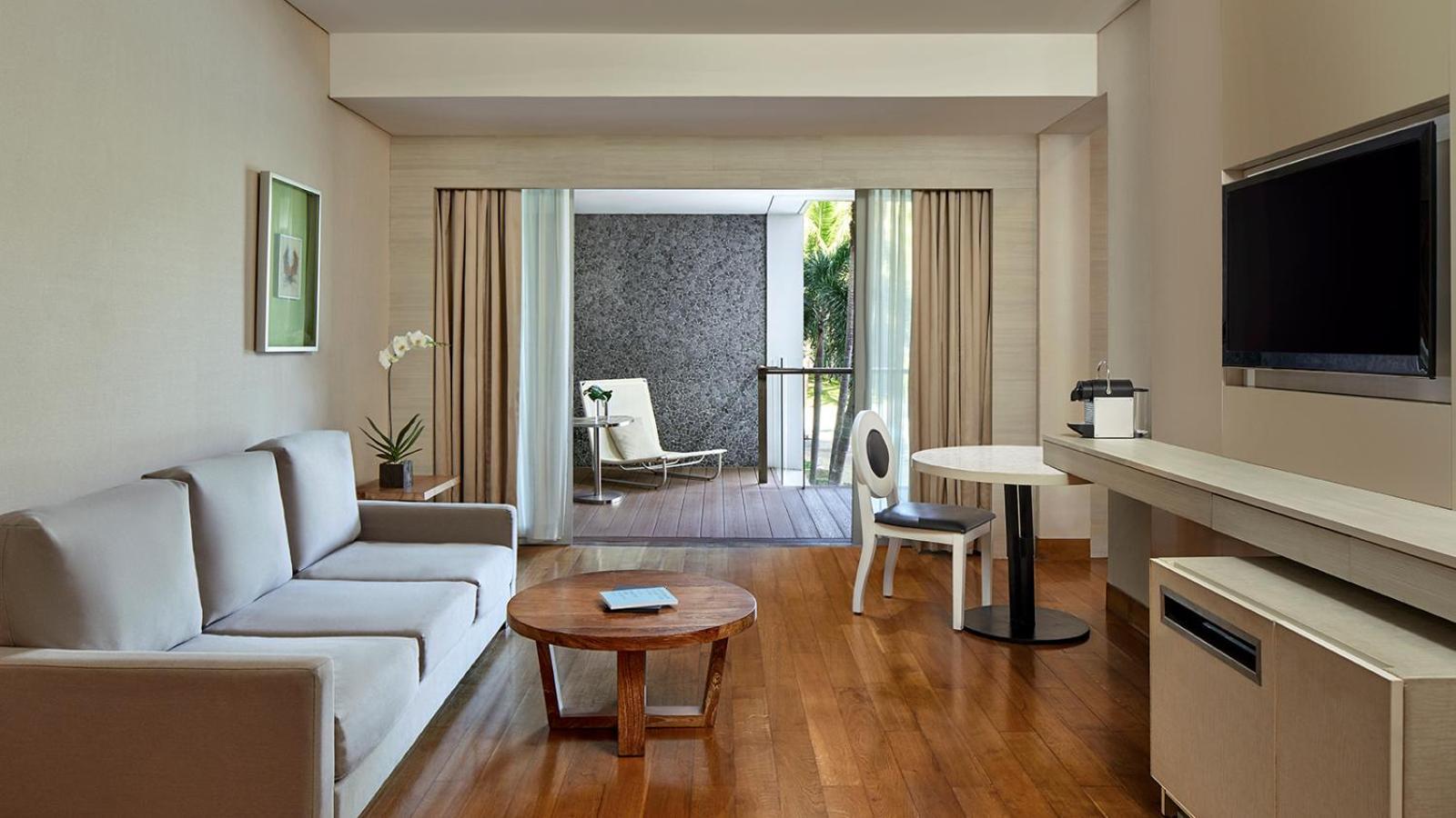 1 King Bed, Pool View, Balcony, Pool Suite with Free Daily Mini-bar