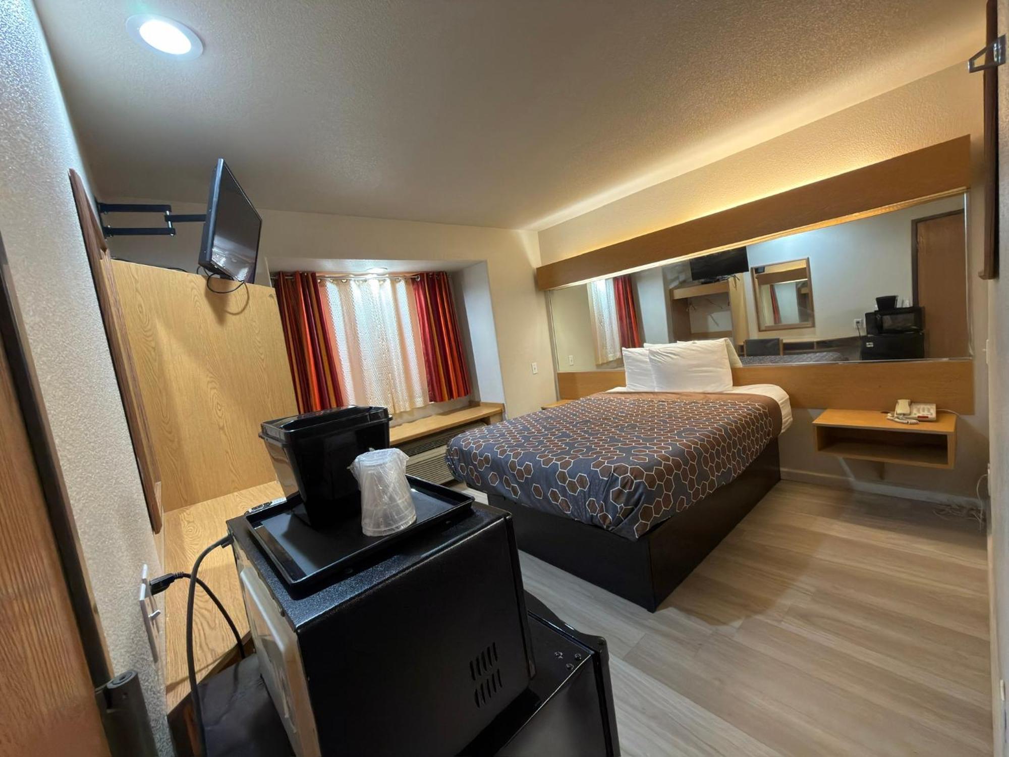 One Queen Bed Accessible Non-Smoking