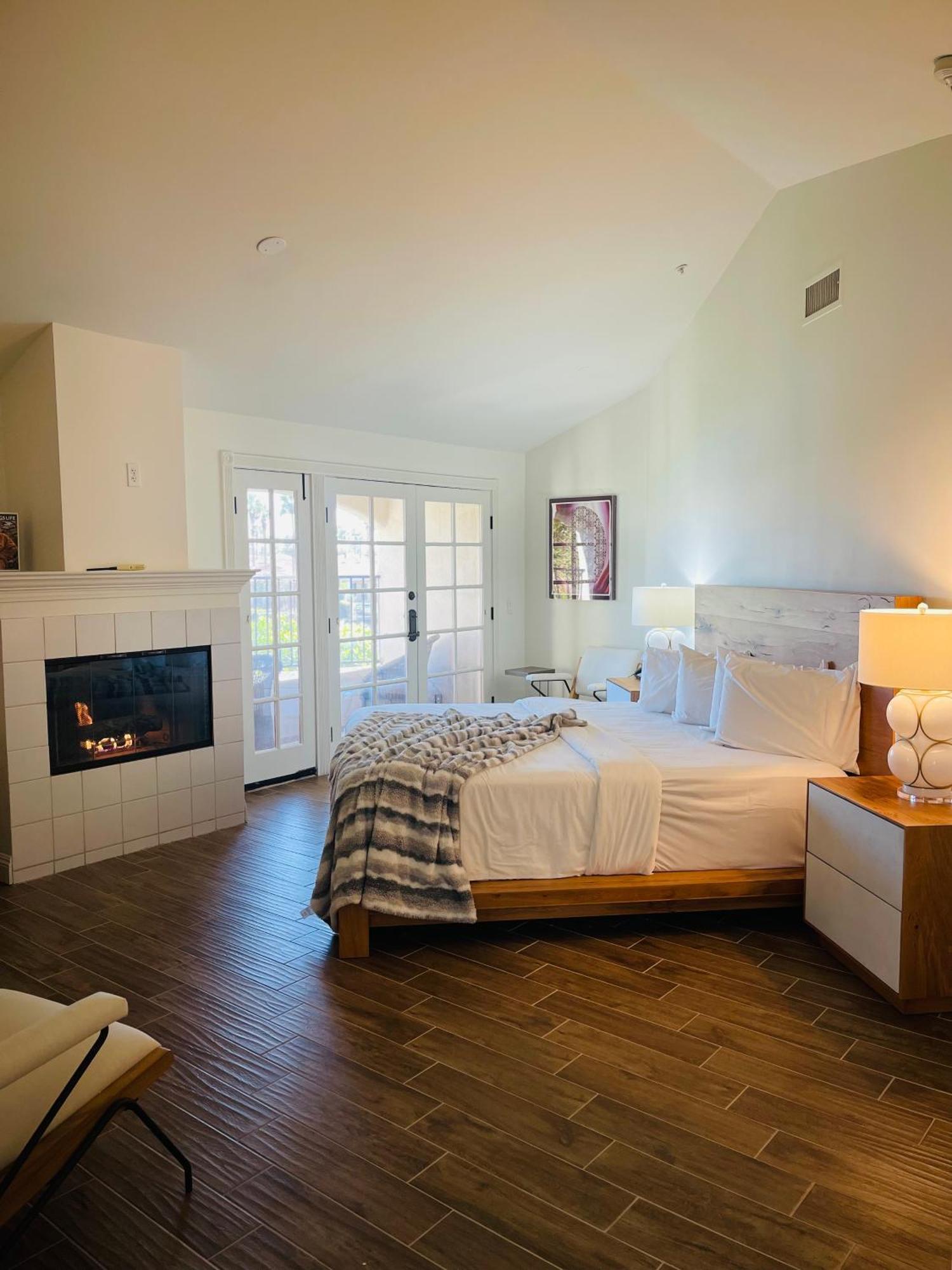 Superior Lake View Room