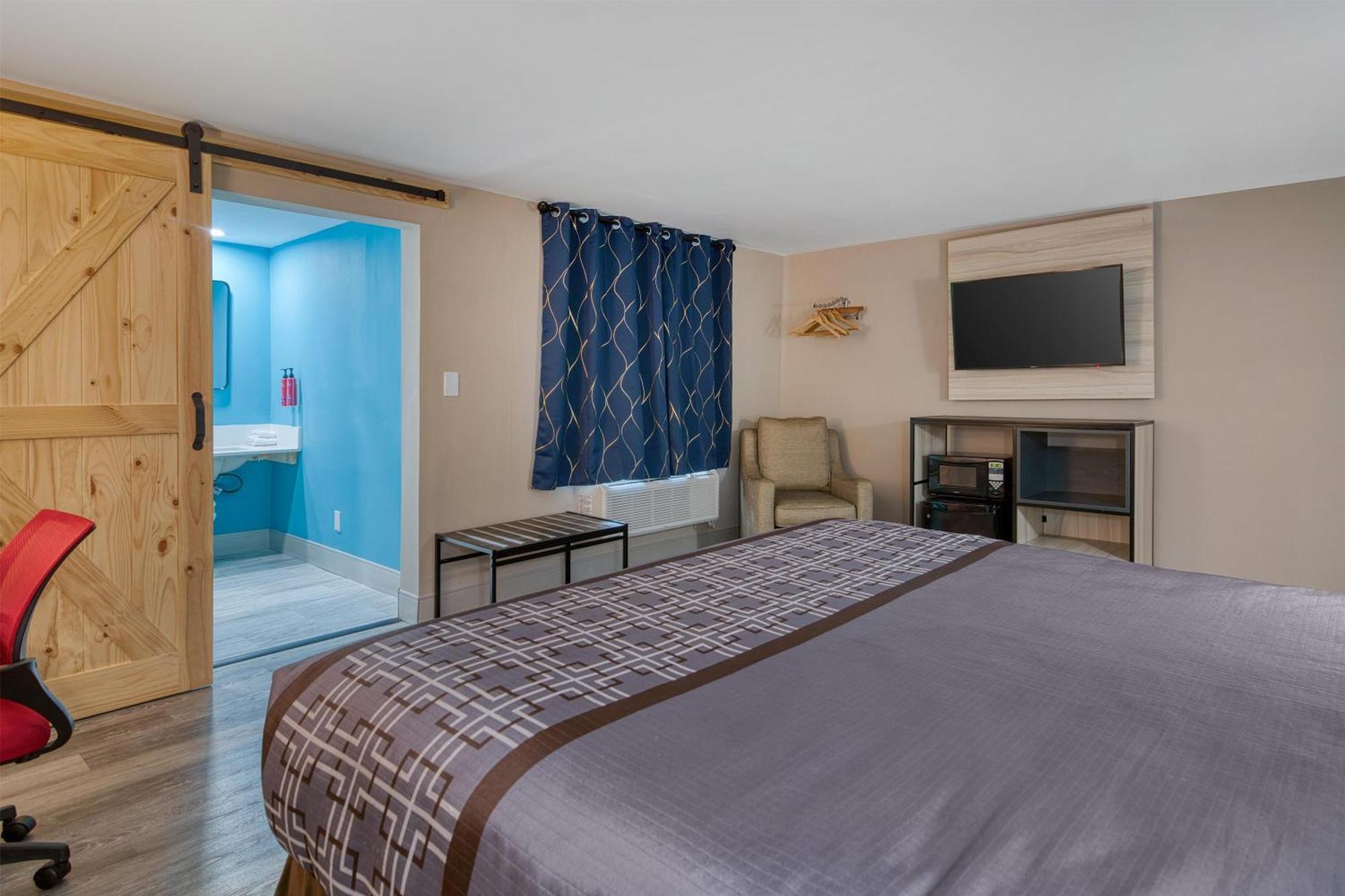King Room with Roll-In Shower - Disability Access