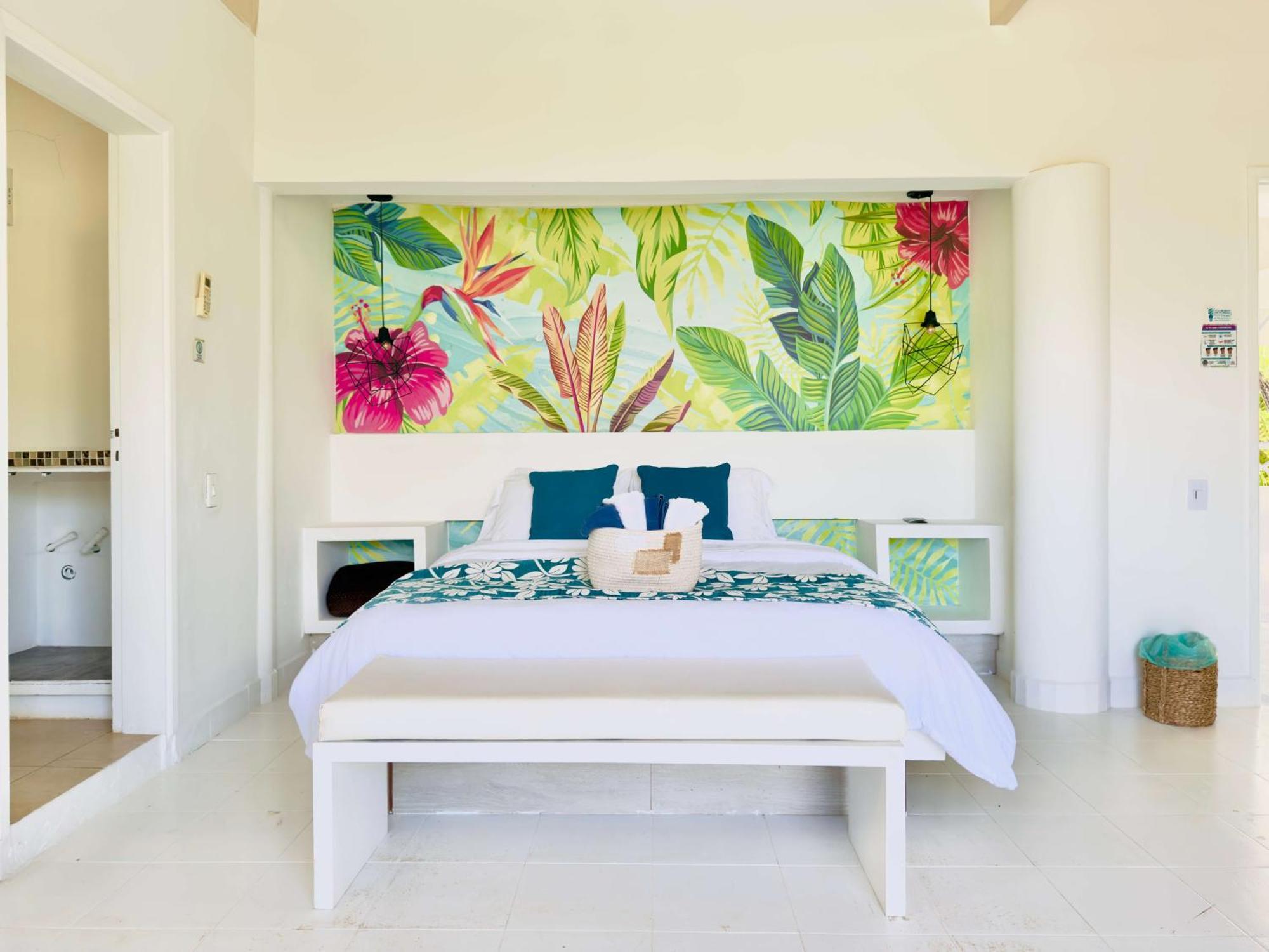Habitación con cama grande y balcón