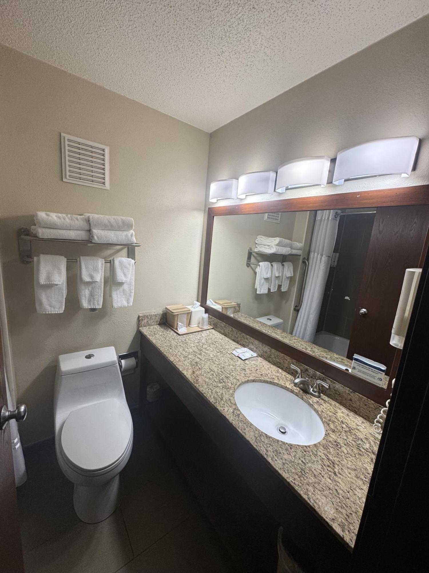 Standard Queen Room with Tub - Non-Smoking