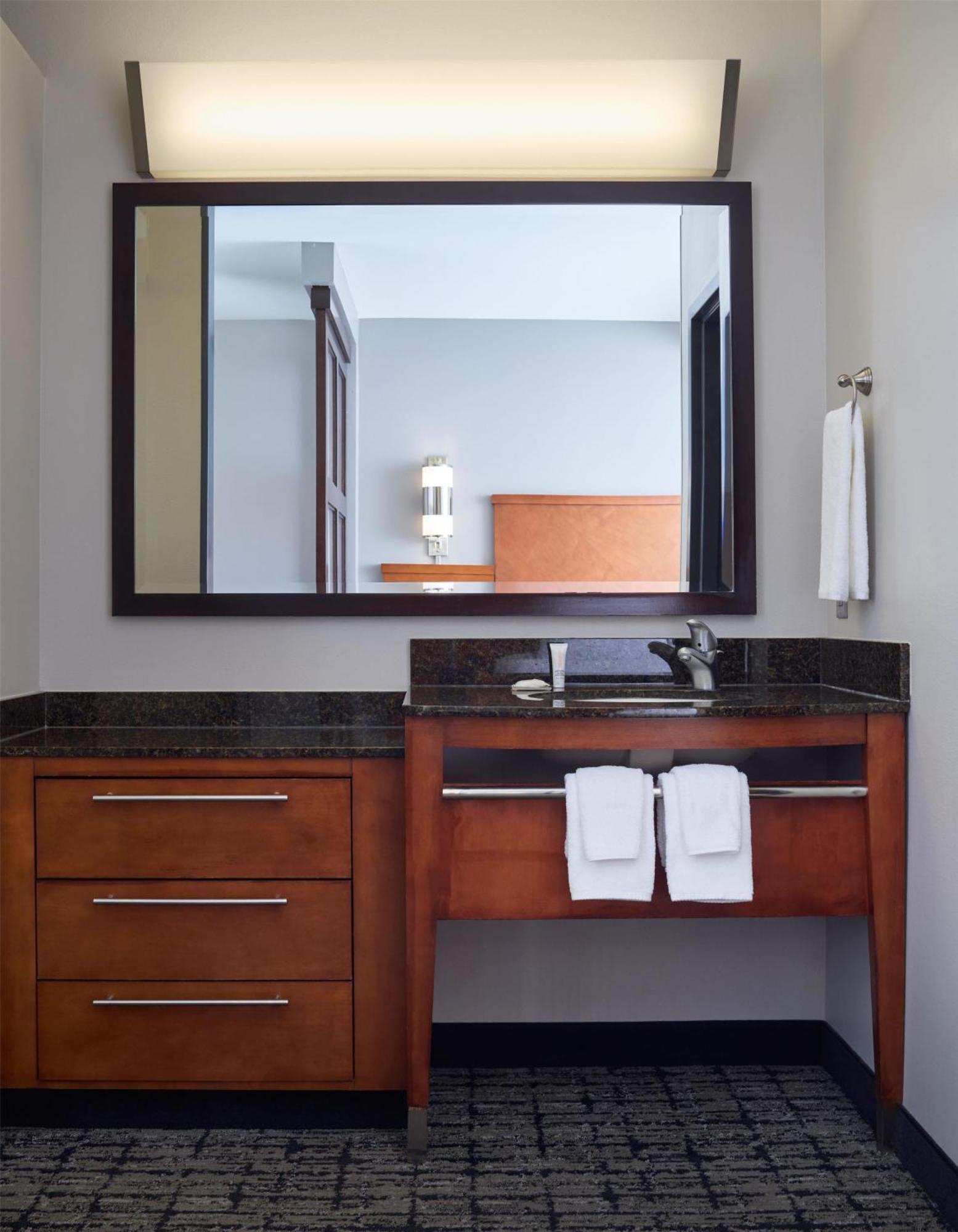Habitación con cama extragrande y sofá cama