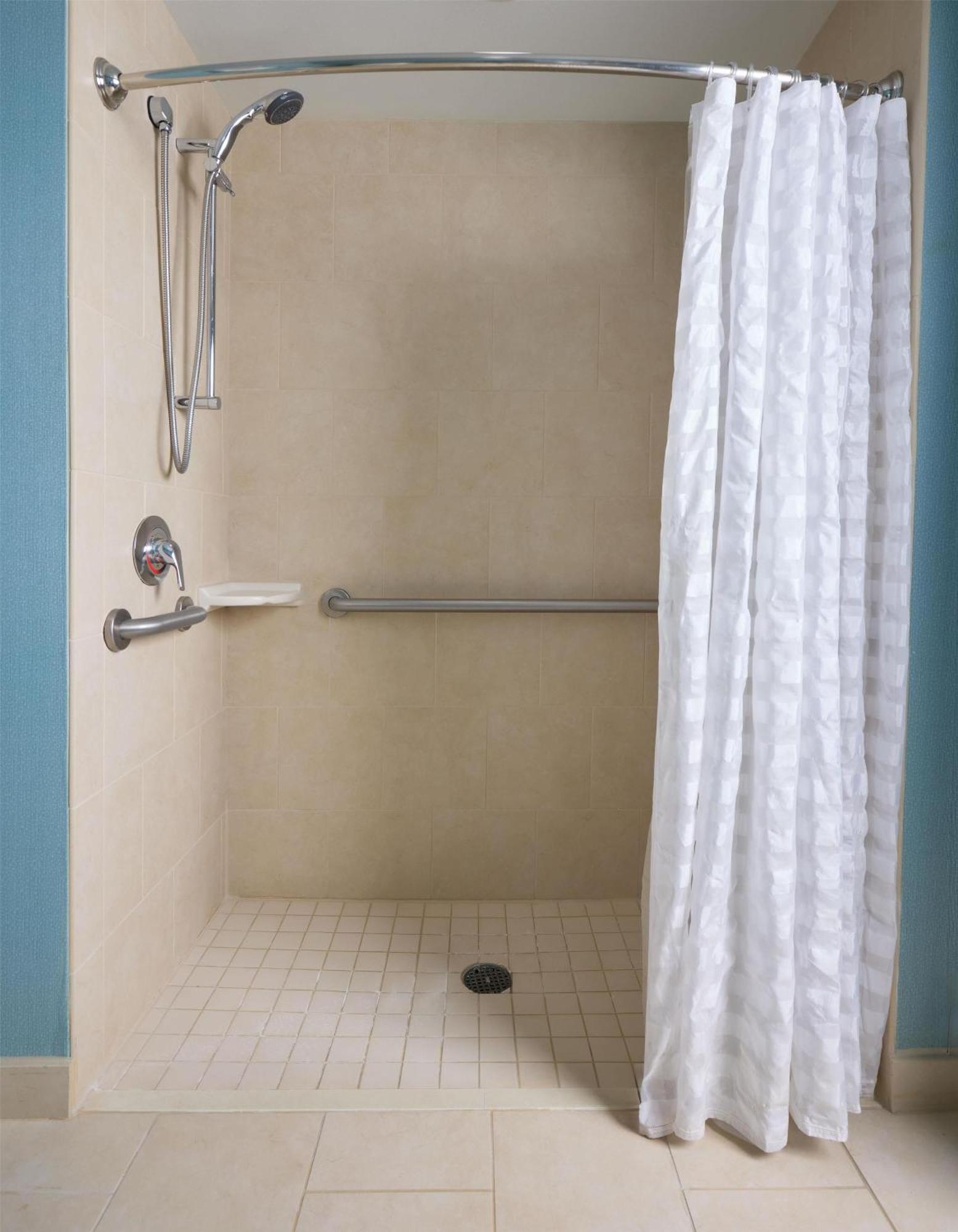 Habitación con cama grande, sofá cama y ducha accesible en silla de ruedas - Adaptada para personas con discapacidad