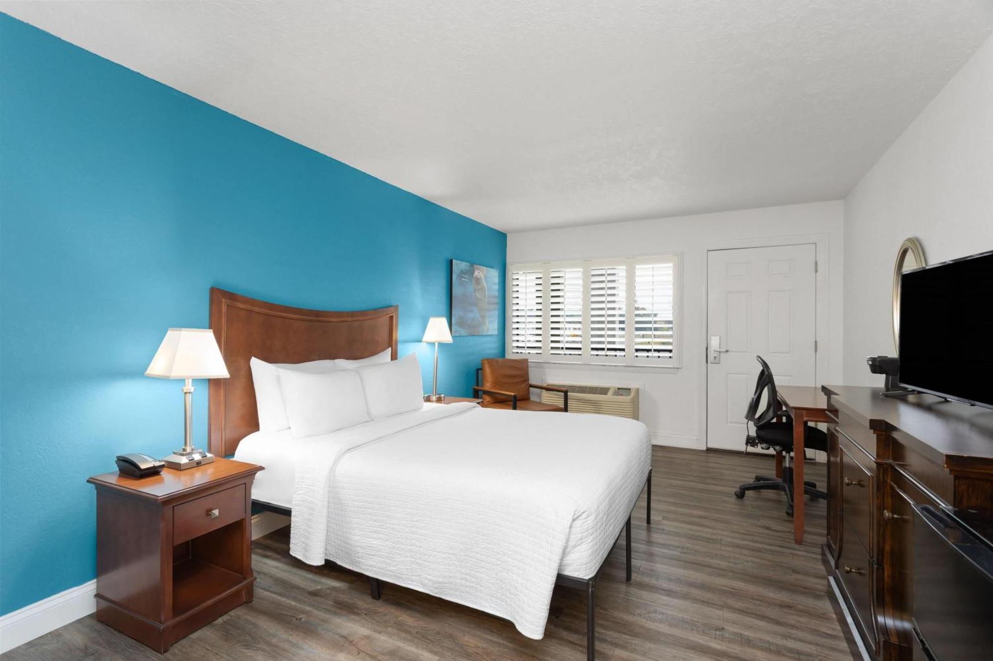 Deluxe Queen Room with Roll-In Shower - Mobility Accessible/Non-Smoking