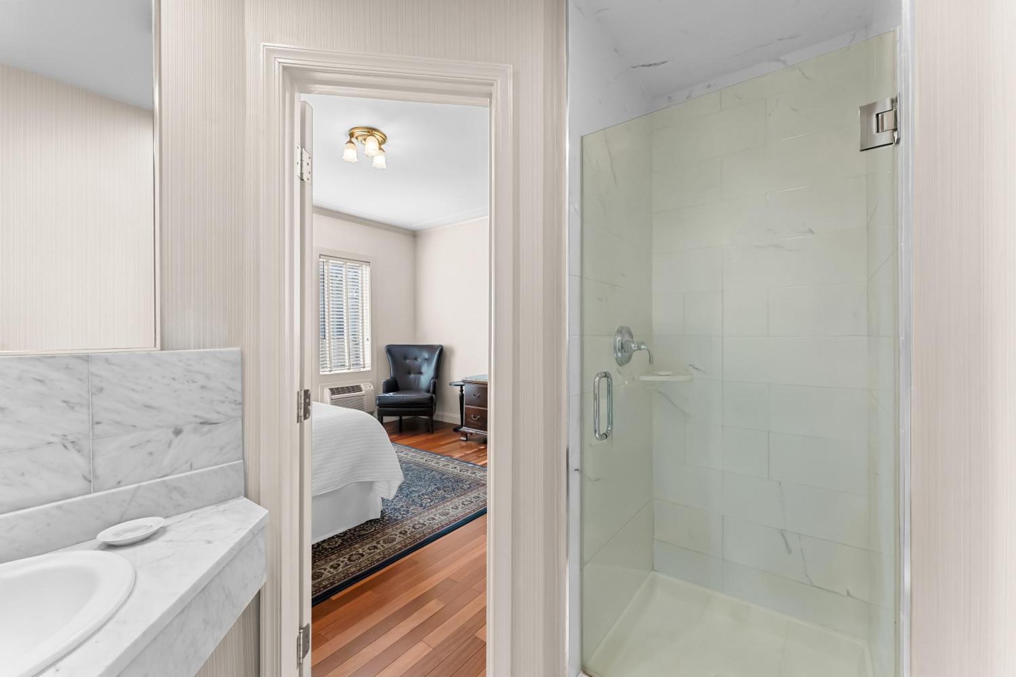 Habitación con cama grande y balcón
