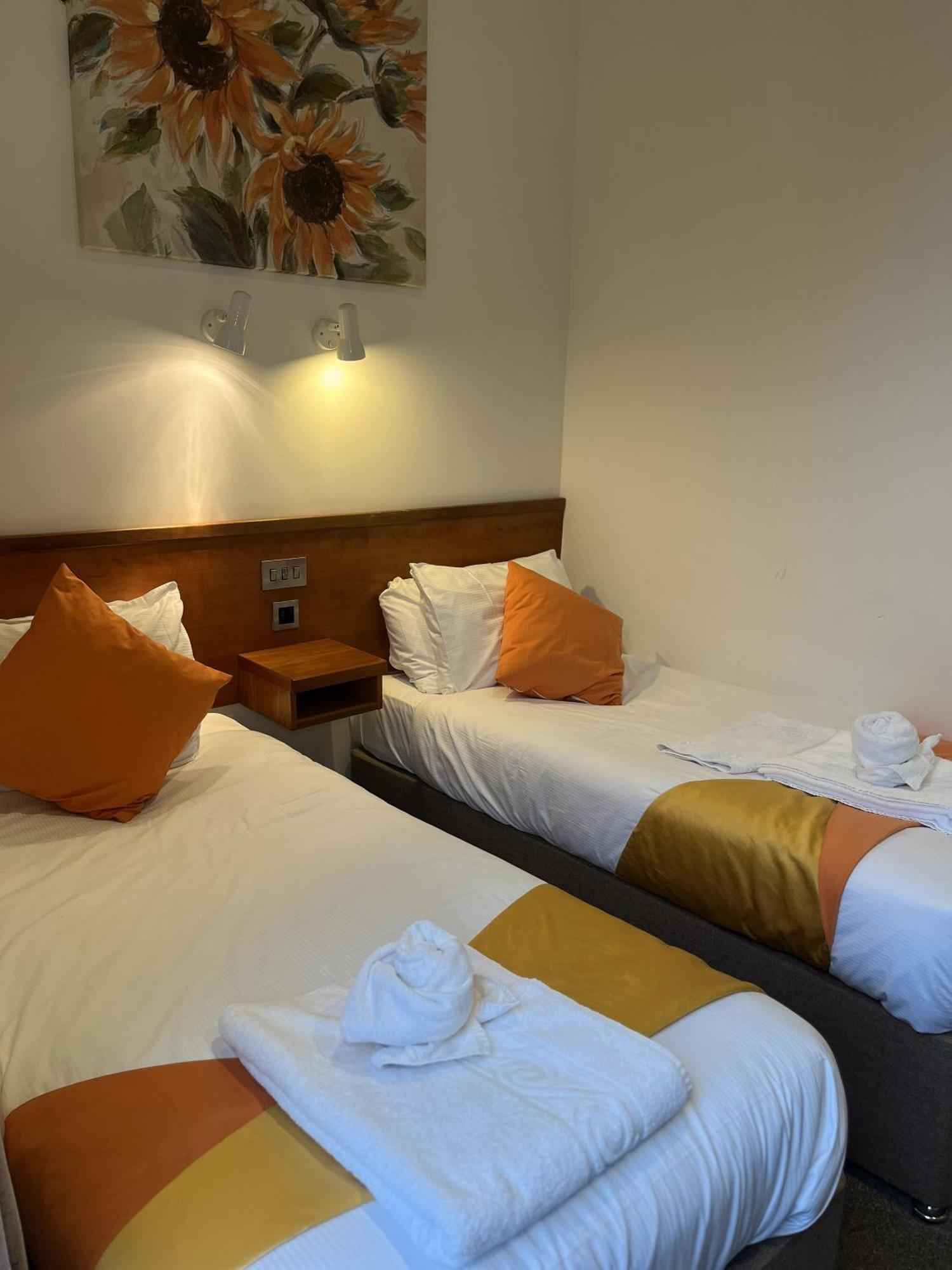 Twin Room with Private Bathroom