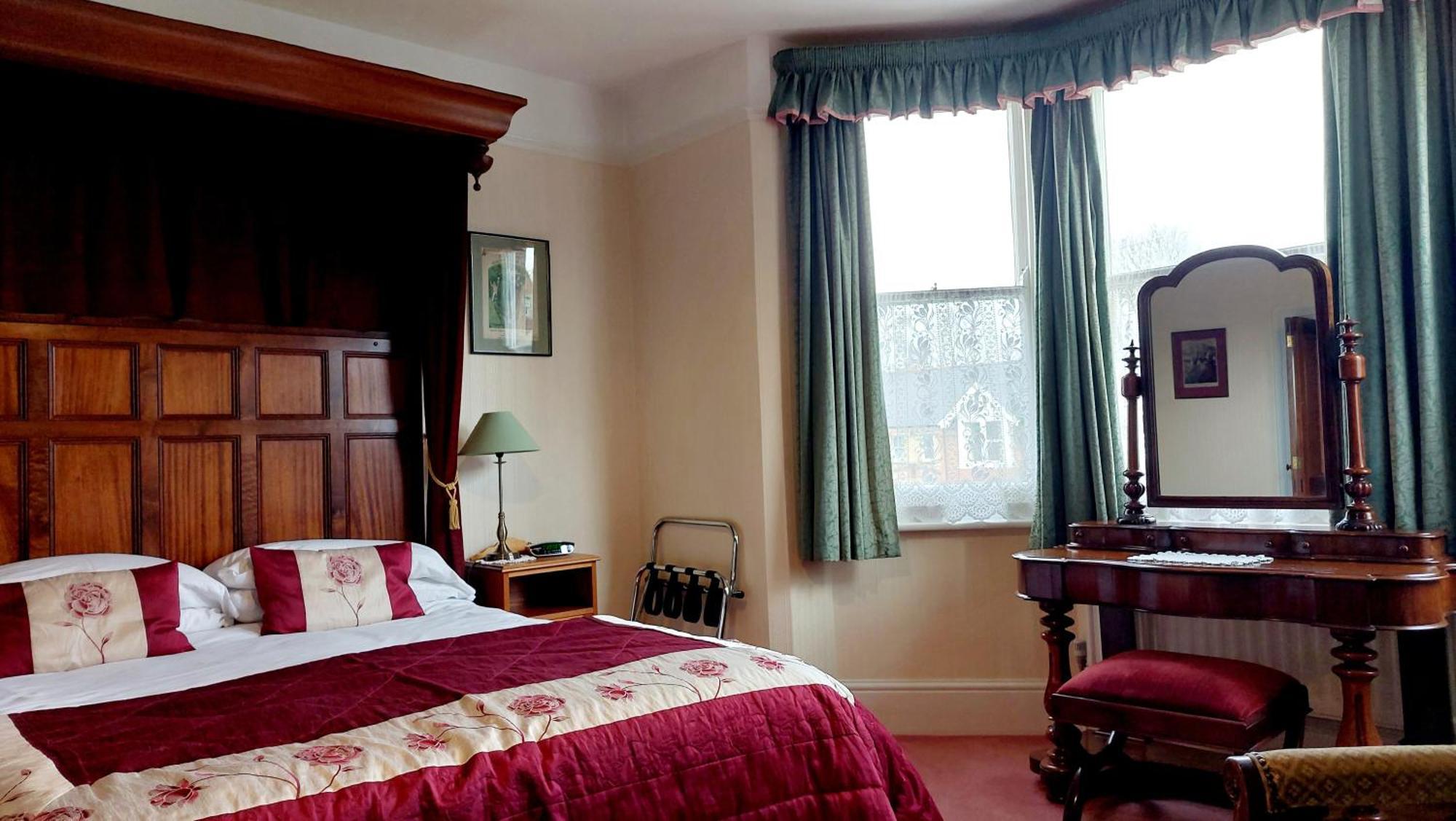 Large Double Room En-Suite Shower,1742872337:JPEG
