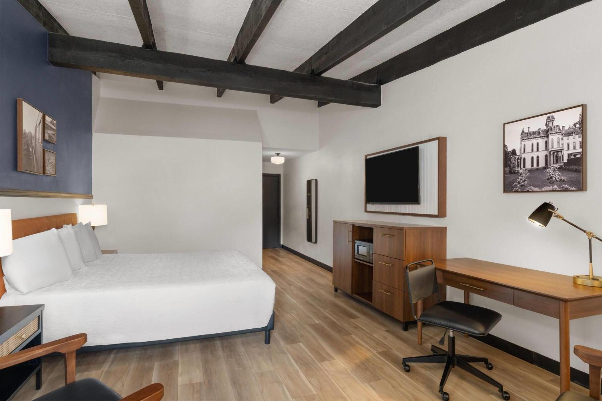 Deluxe King Room with Jetted Tub - Non-Smoking