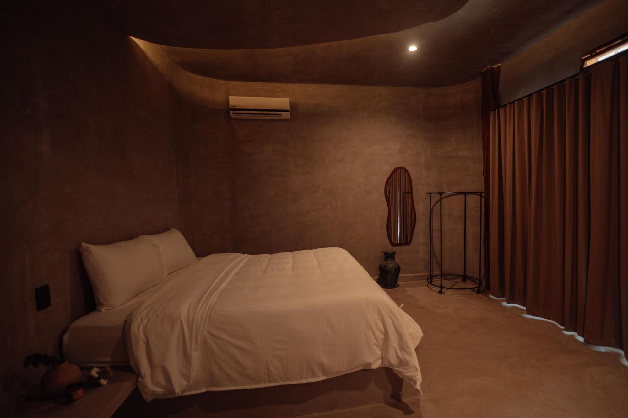 Room with King Bed with Private Bathroom
