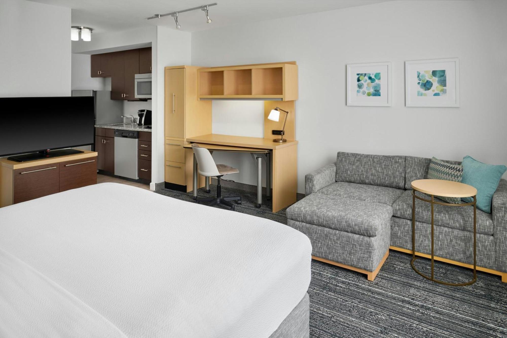 King Studio with Sofa Bed and Roll-in Shower - Mobility Accessible