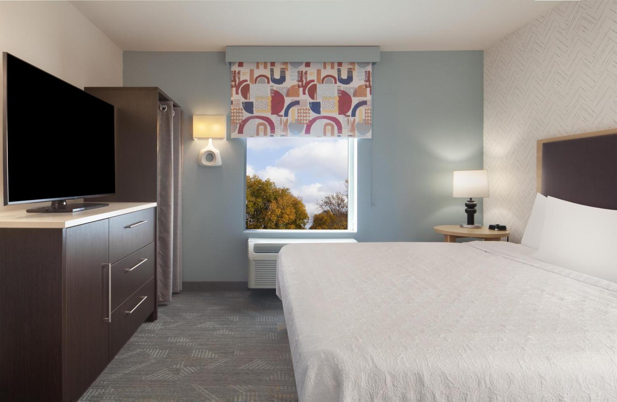King Suite - Hearing Accessible with Bathtub