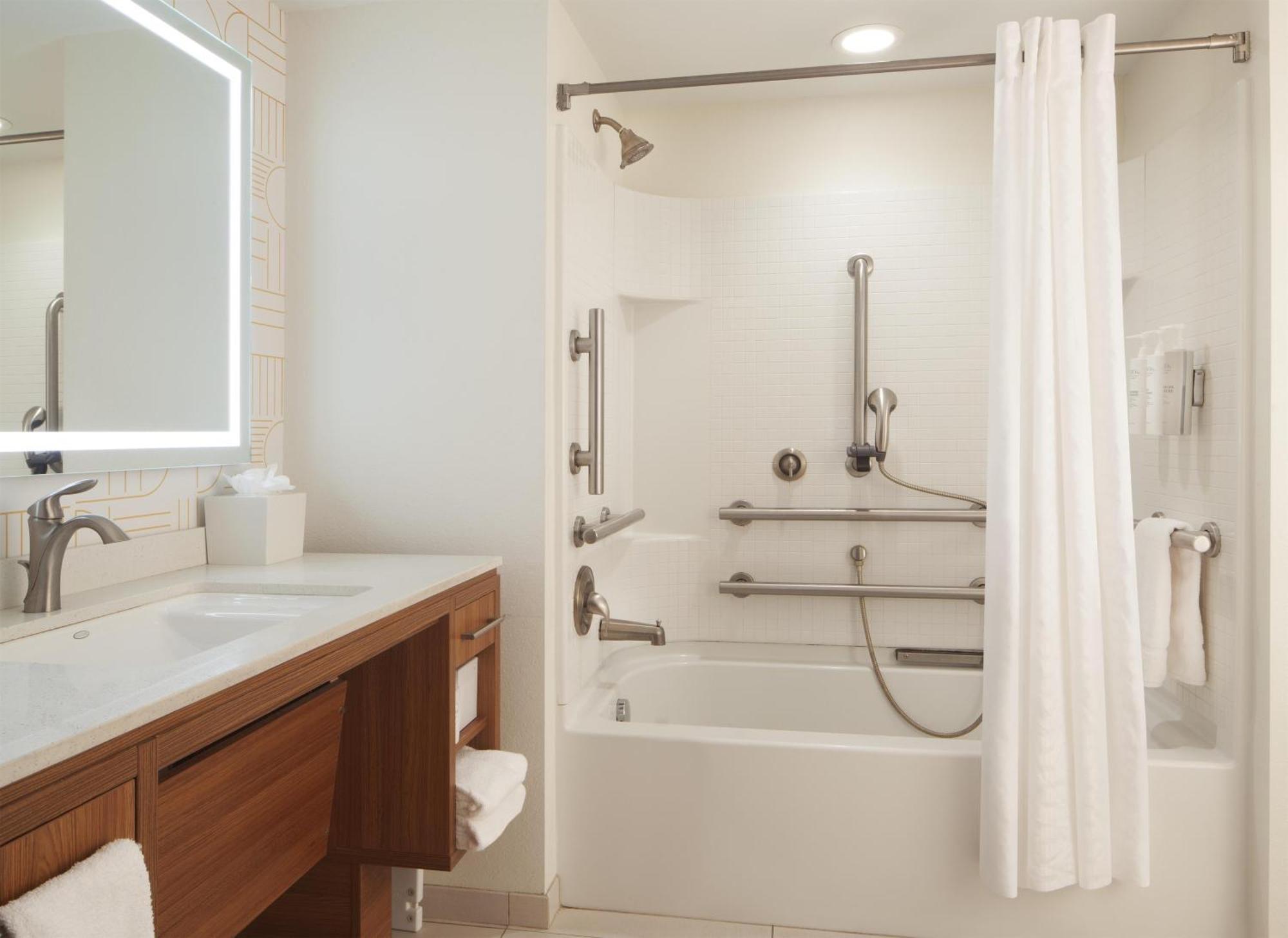 Queen Studio with Two Queen Beds and Bath Tub - Mobility and Hearing Access