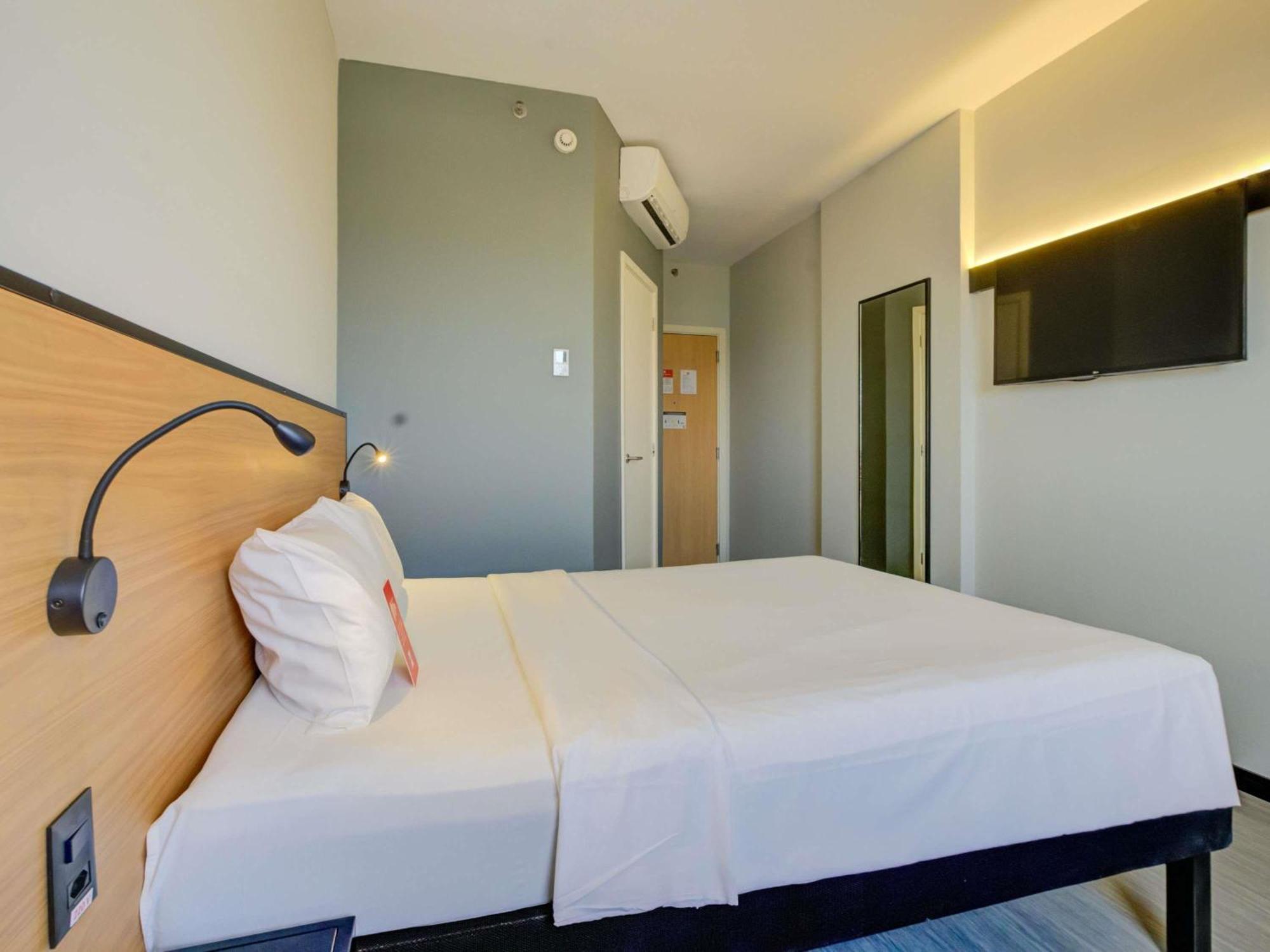 Standard Room with One Double Bed and One Single Bed