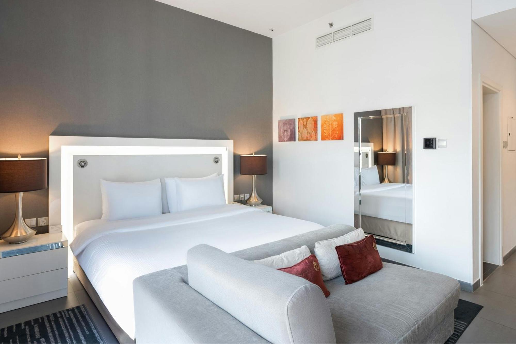 Deluxe Zimmer mit Kingsize-Bett und Blick auf den Yachthafen und Zugang zum Beach Club