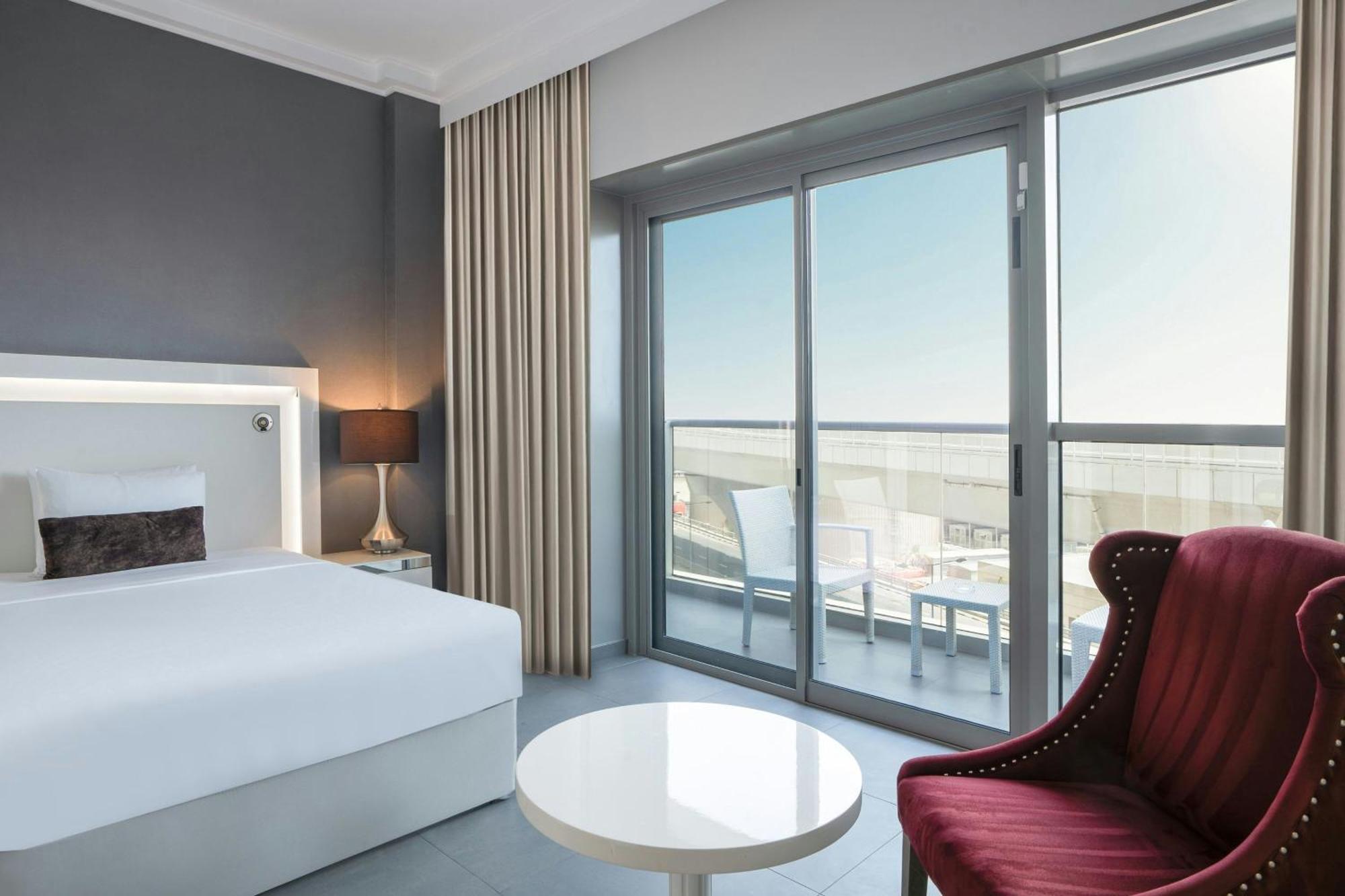 Superior Zimmer mit Kingsize-Bett, Balkon mit Blick auf den Jachthafen und Zugang zur Soluna