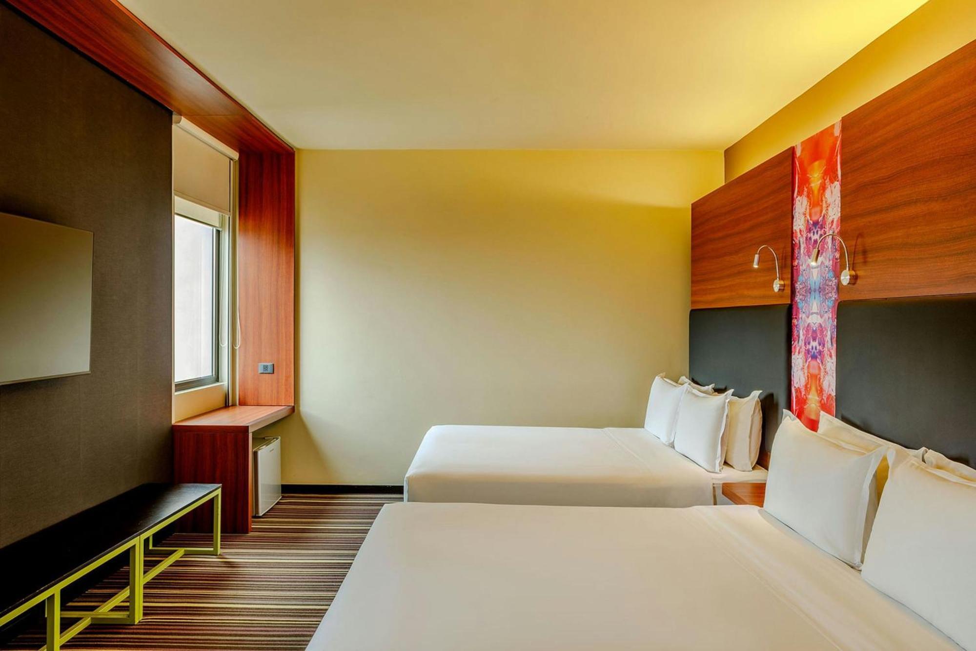 Habitación ALOFT con 2 camas grandes y vistas a la ciudad