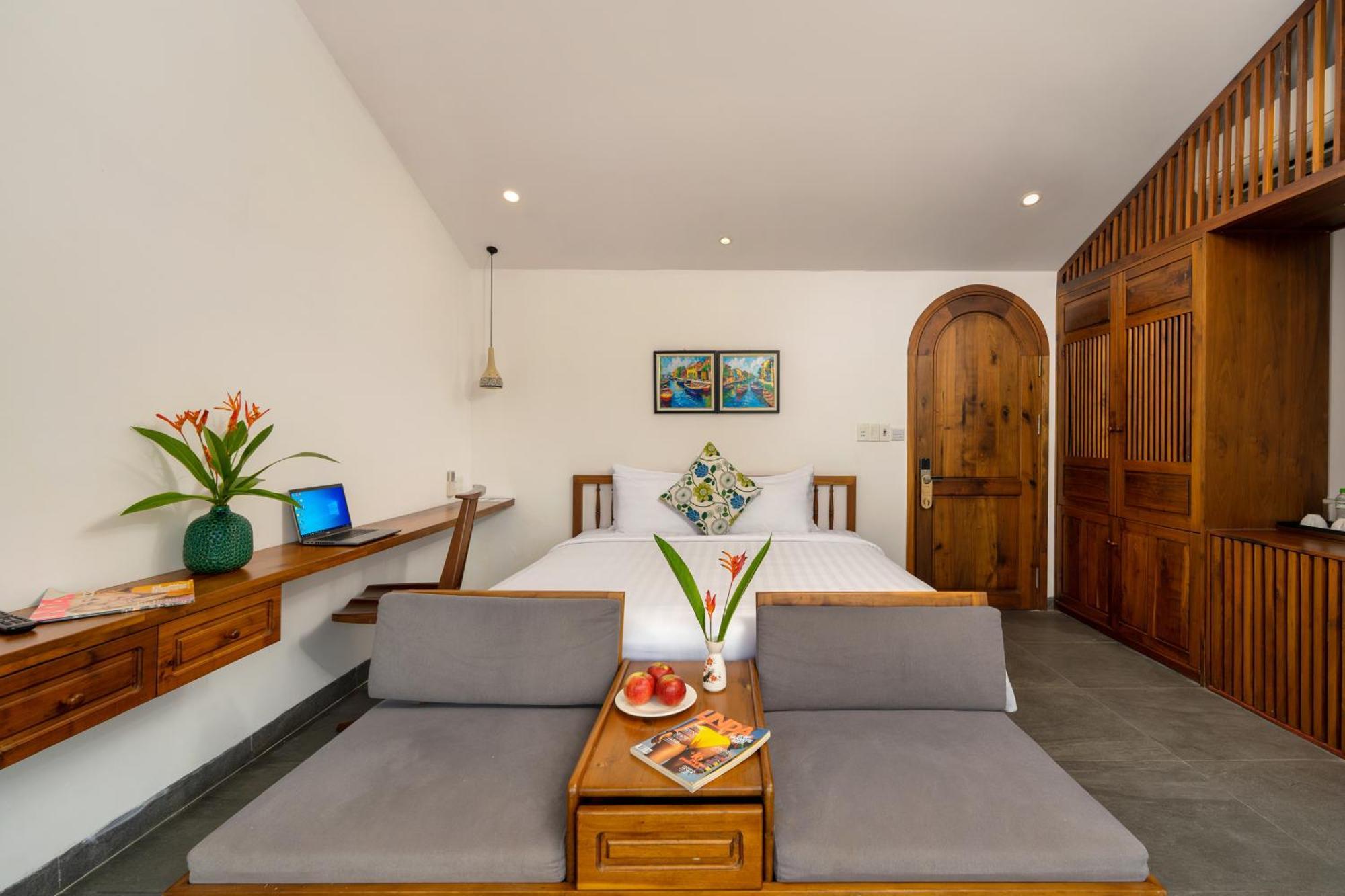King Room with Riverview and Bathtub