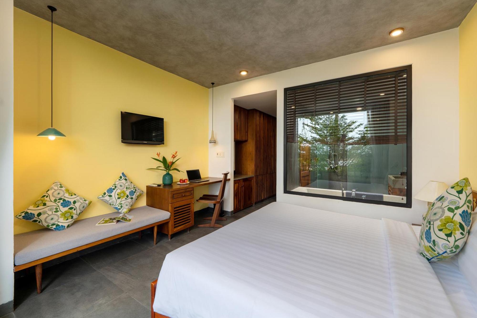 King Room Balcony with Riverview and Bathtub