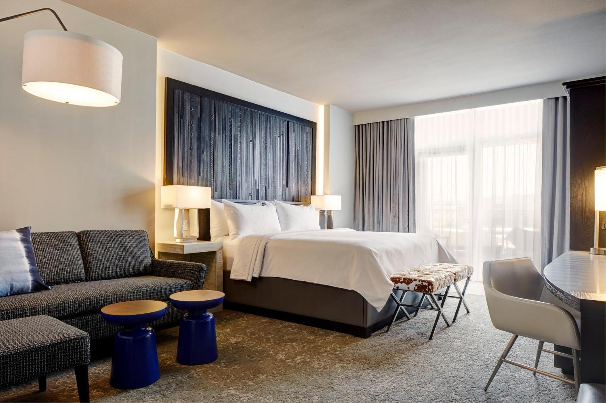 Suite con cama extragrande y balcón