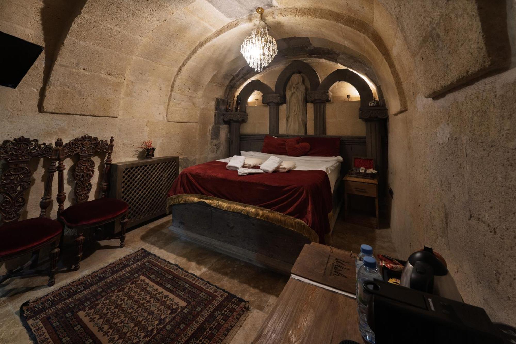 Superior Cave Room