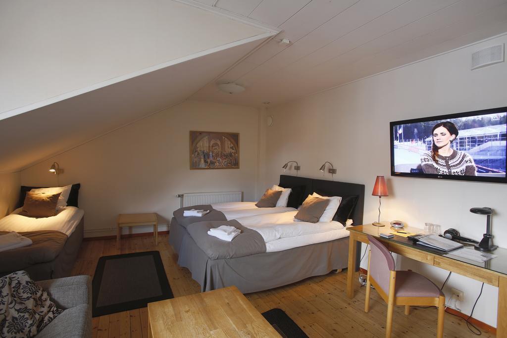Family Room (3 Adults + 2 Children)