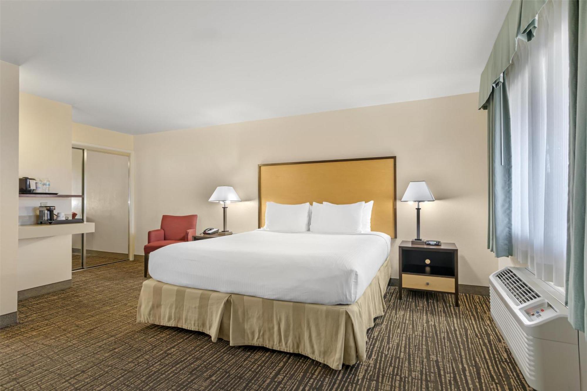 King Room with Roll-in Shower - Disability Access - Non-smoking