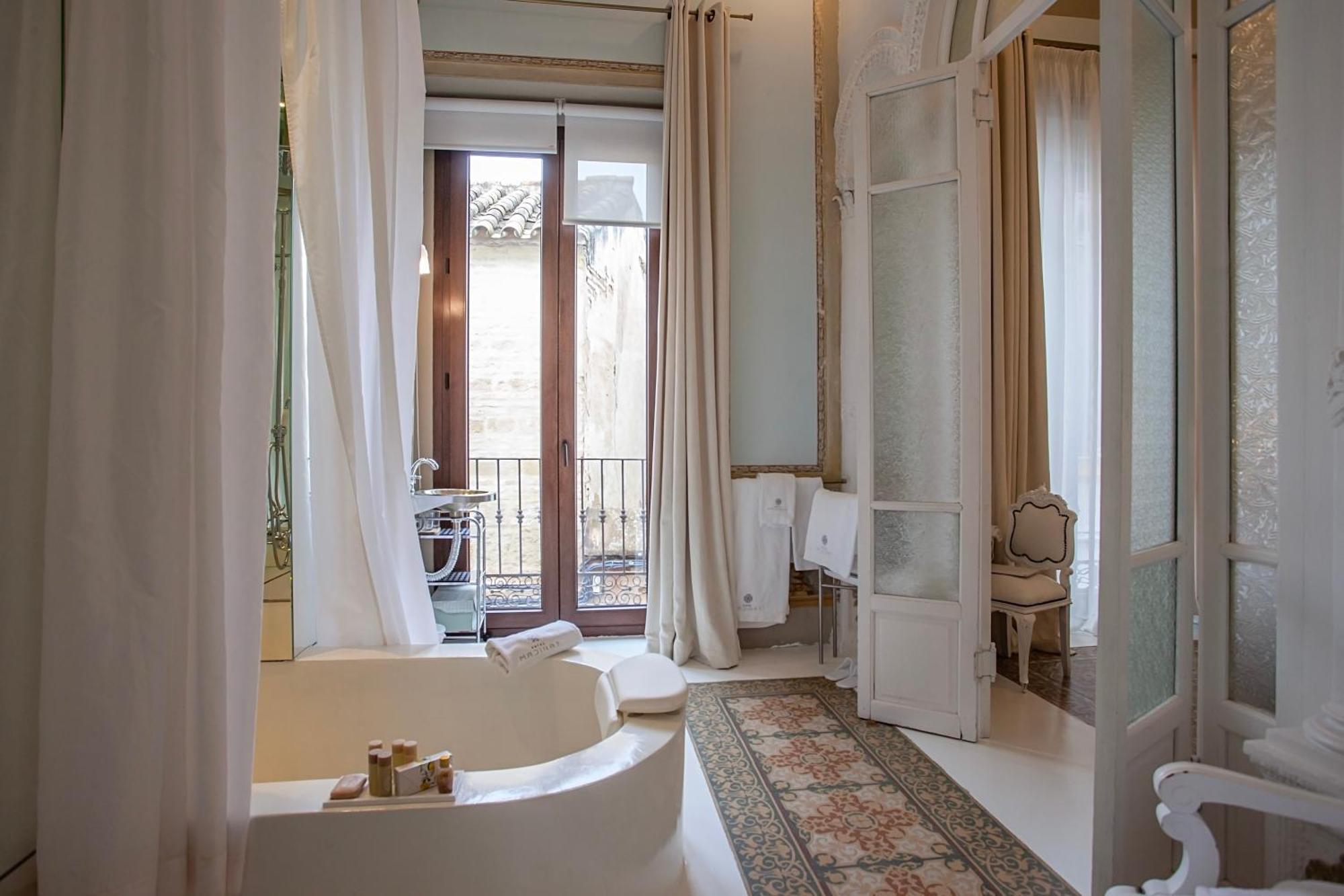 Deluxe Double Room Bath