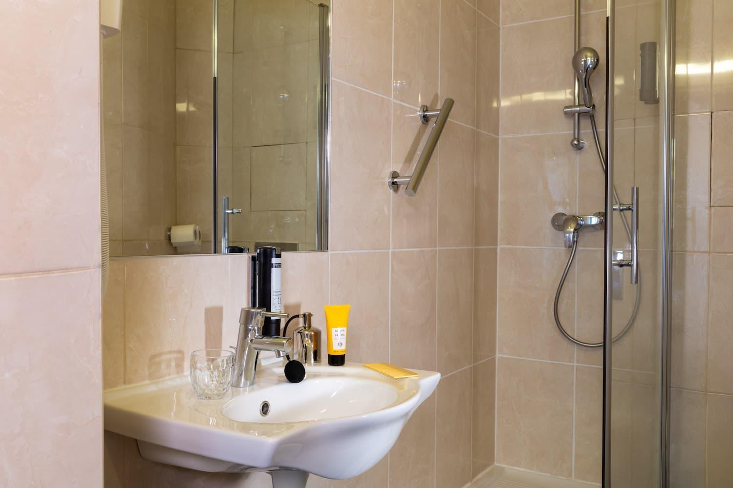 Quarto Clássico com 2 Camas de Solteiro